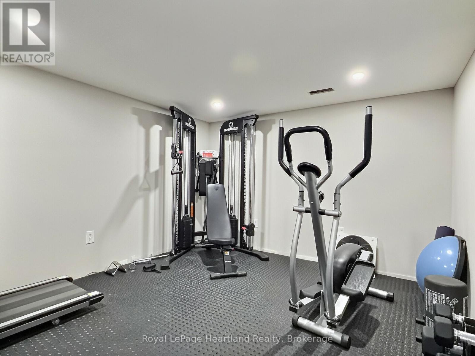23 YORK CRESCENT - 38