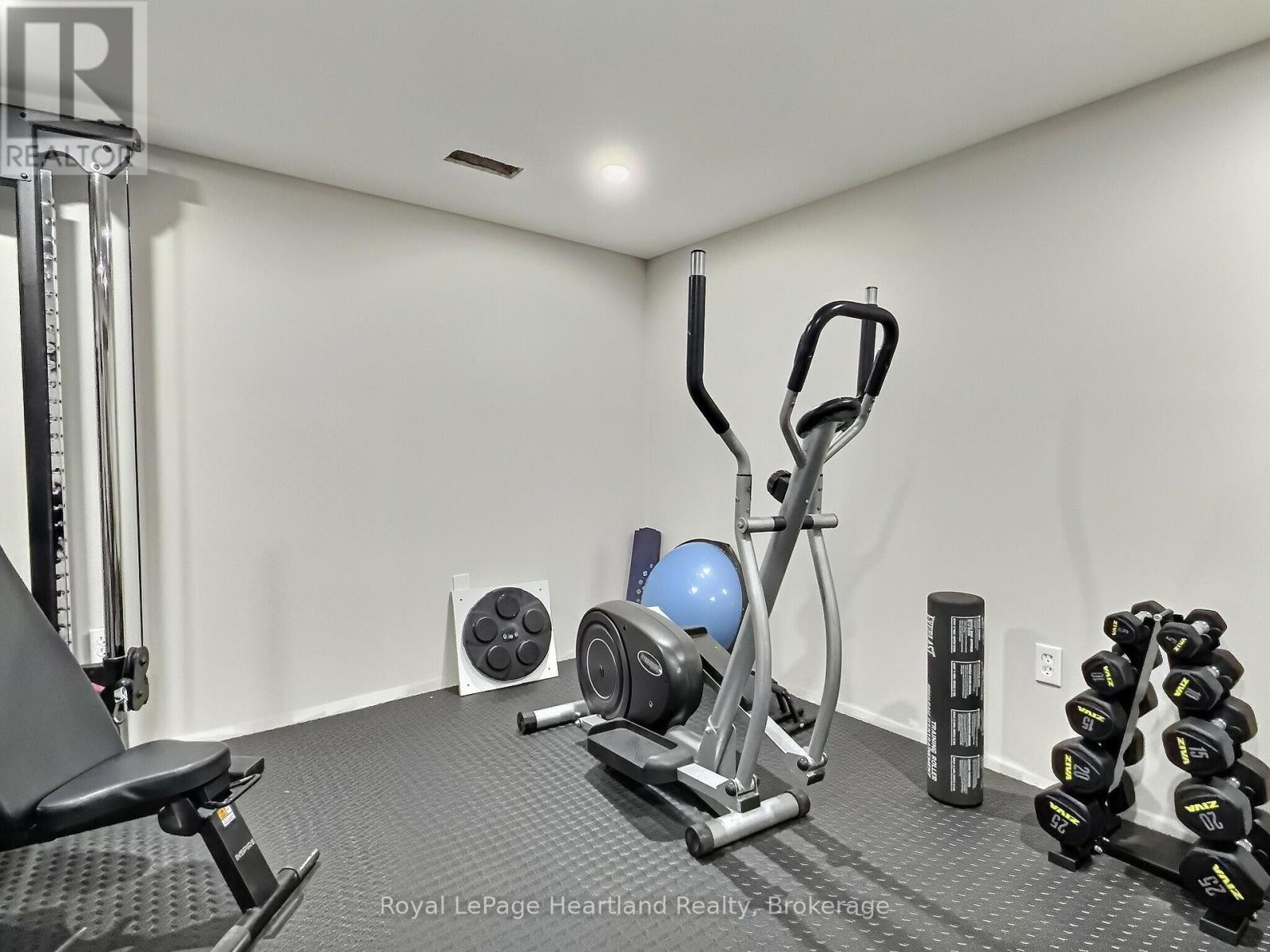 23 YORK CRESCENT - 39