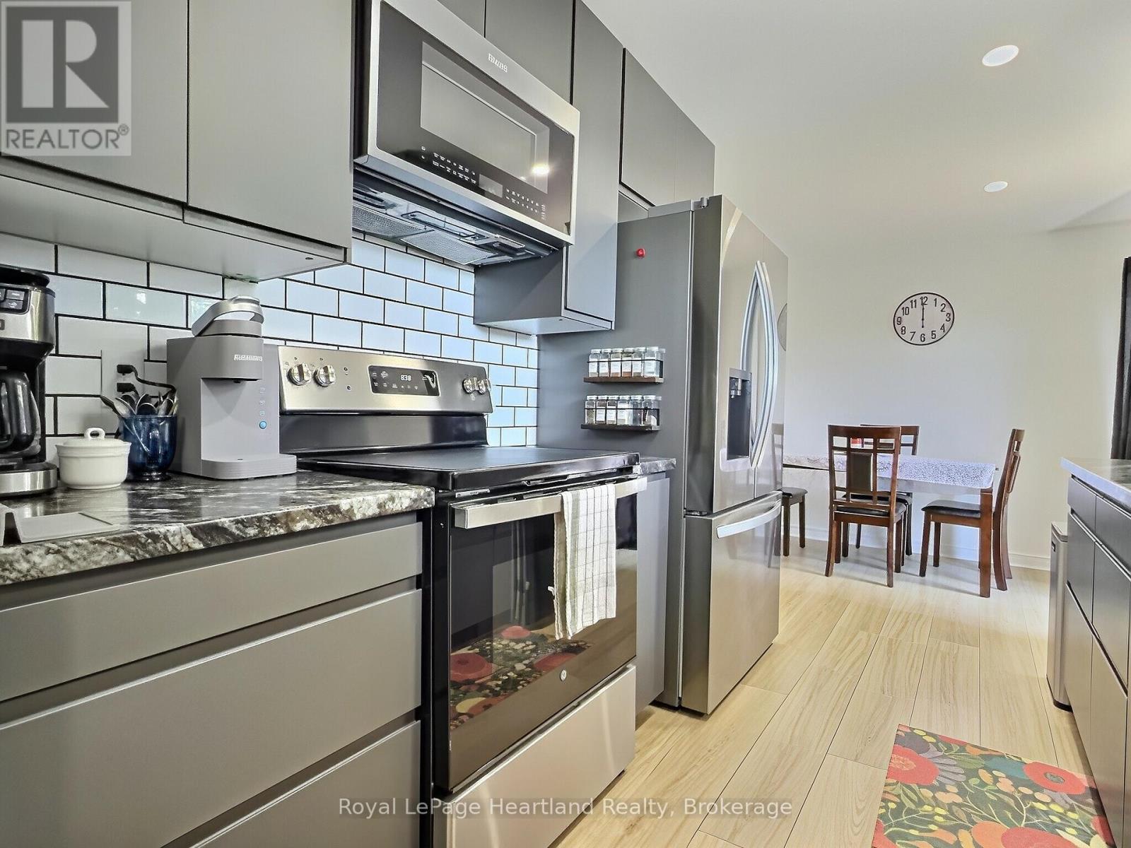 23 YORK CRESCENT - 8