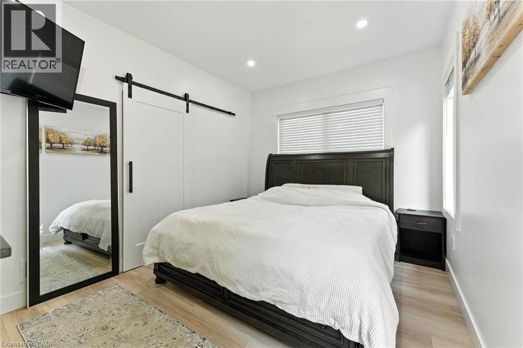 9 MACNEIL Court - 16