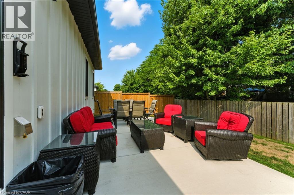9 MACNEIL Court - 32