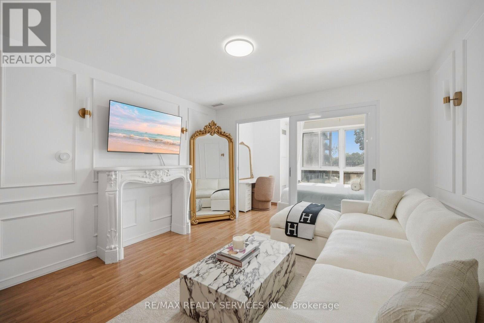 #310 15 MAPLEWOOD AVENUE - 1