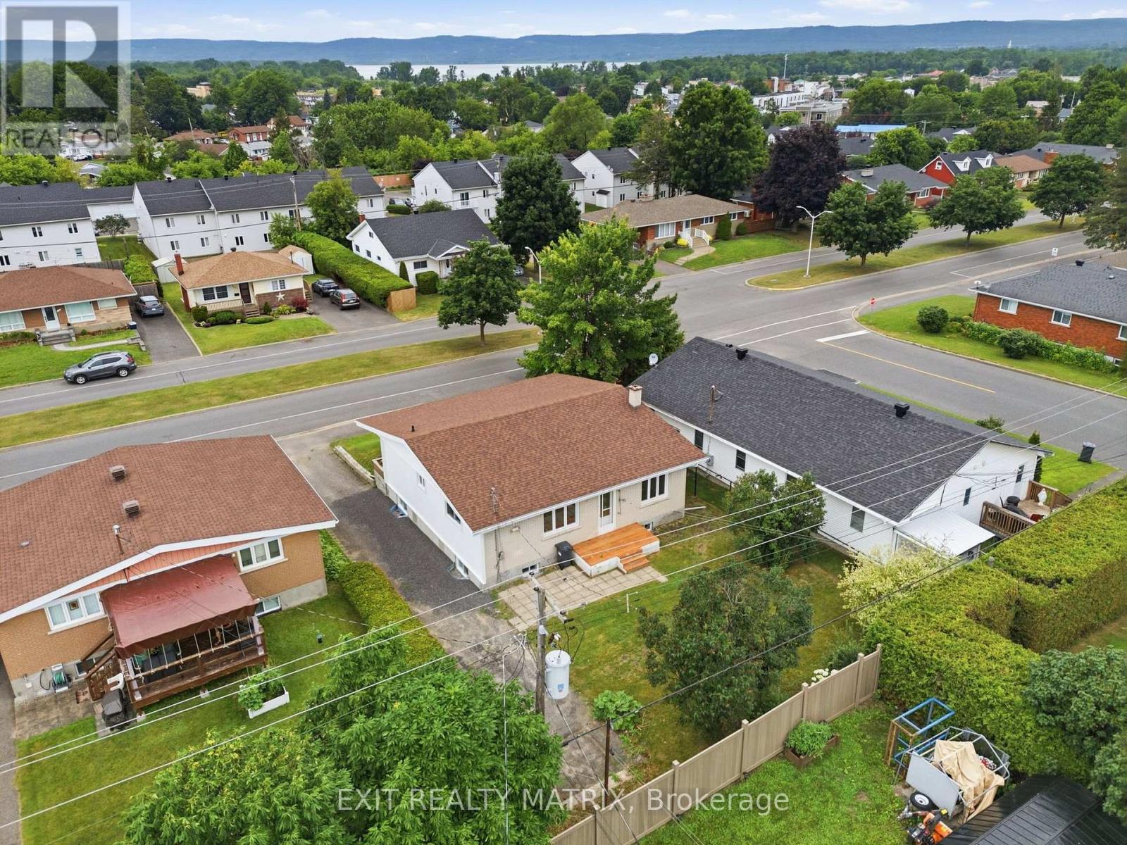 805 CARTIER BOULEVARD - 44