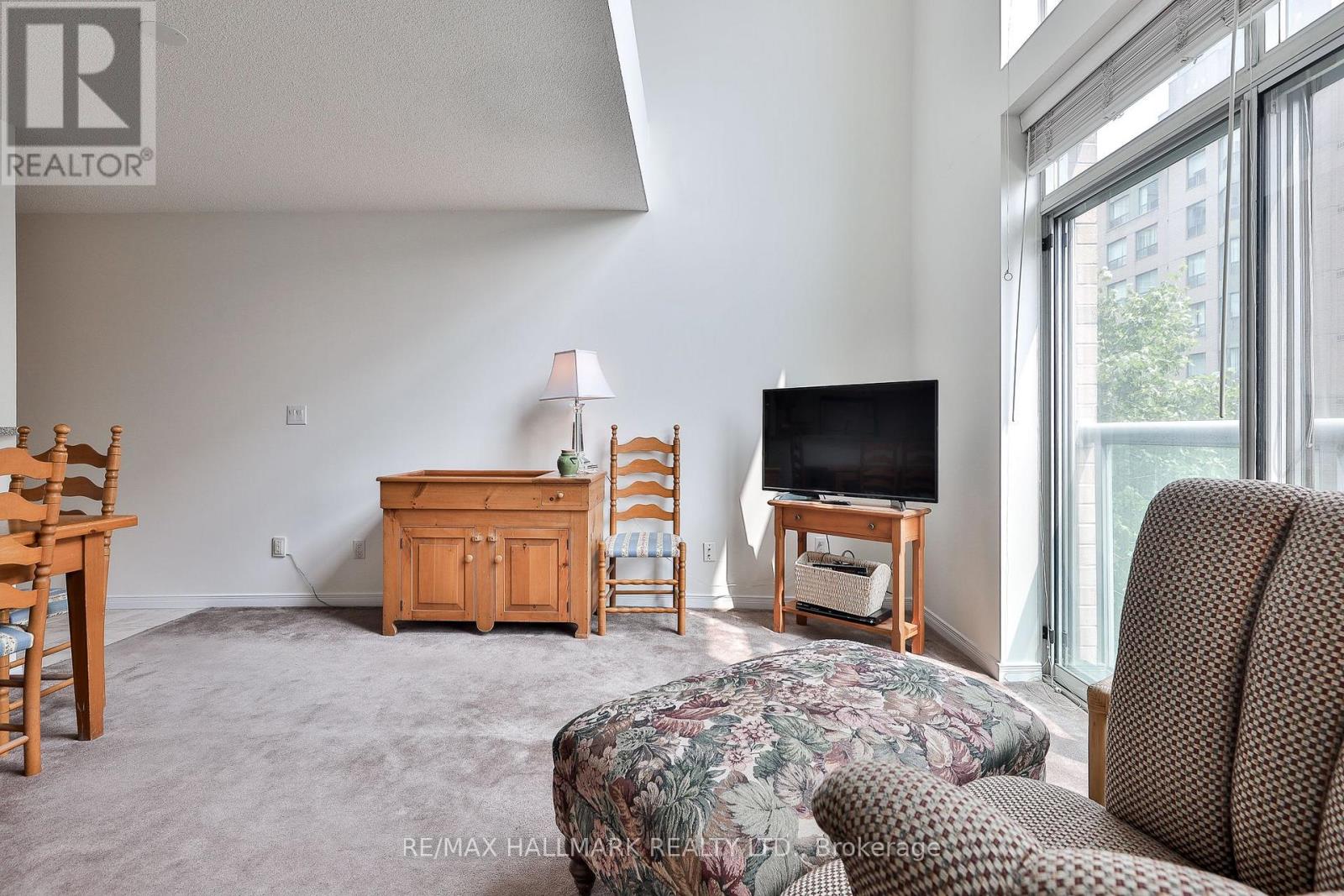 #528 109 FRONT STREET E - 11