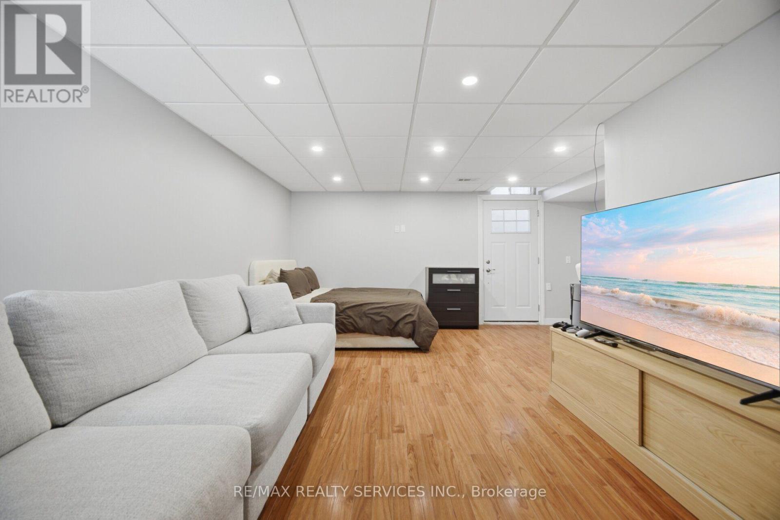 32 DEEPCORAL COURT - 38