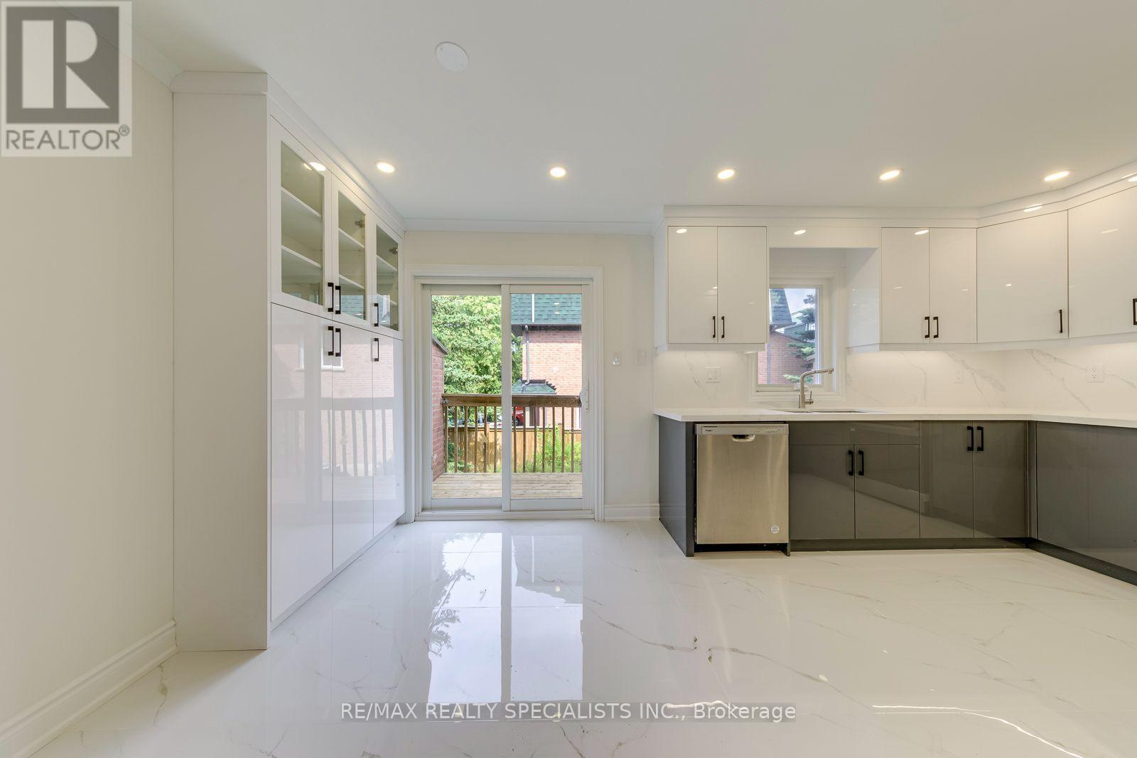 #12 2955 THOMAS STREET - Image 11