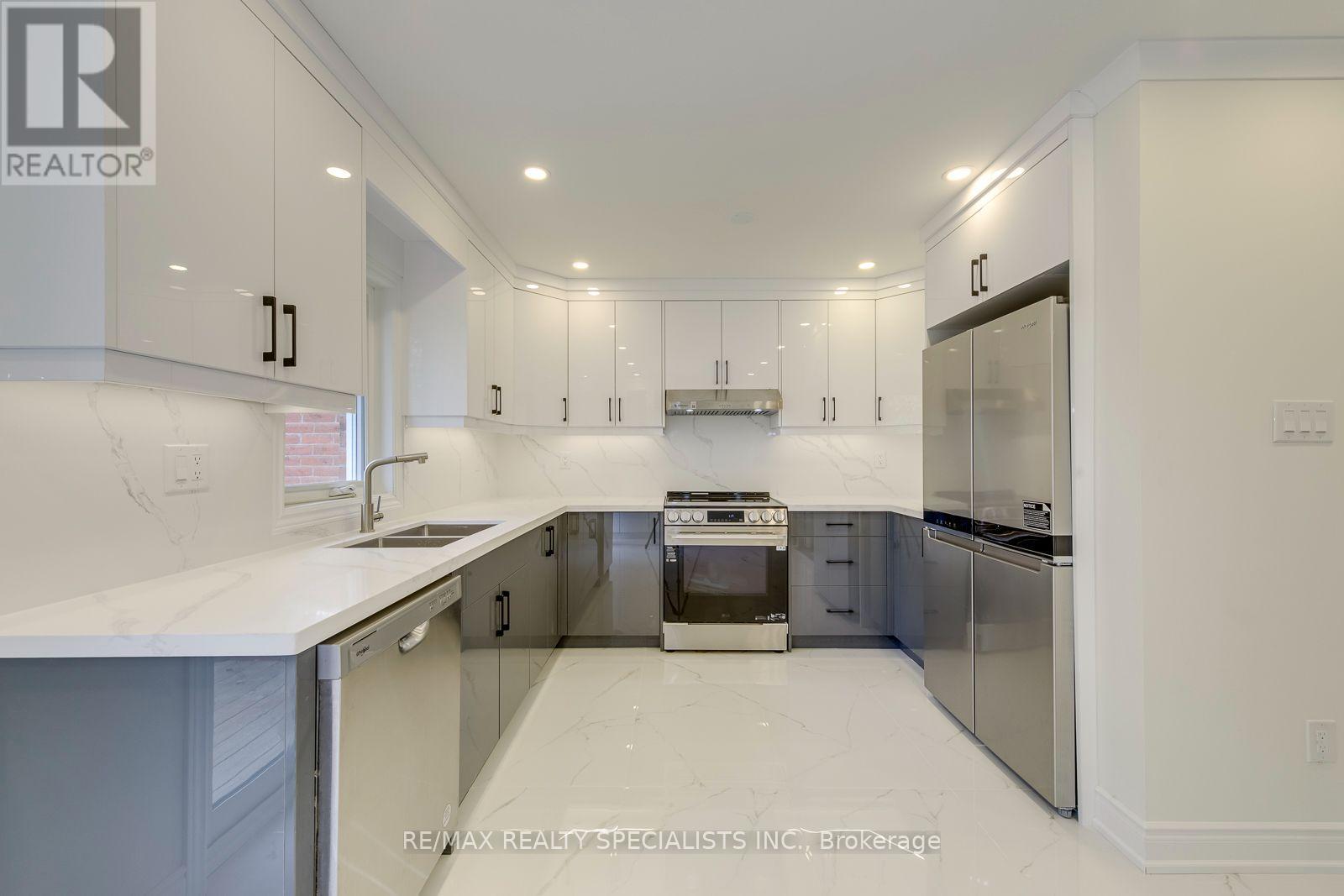 #12 2955 THOMAS STREET - Image 13
