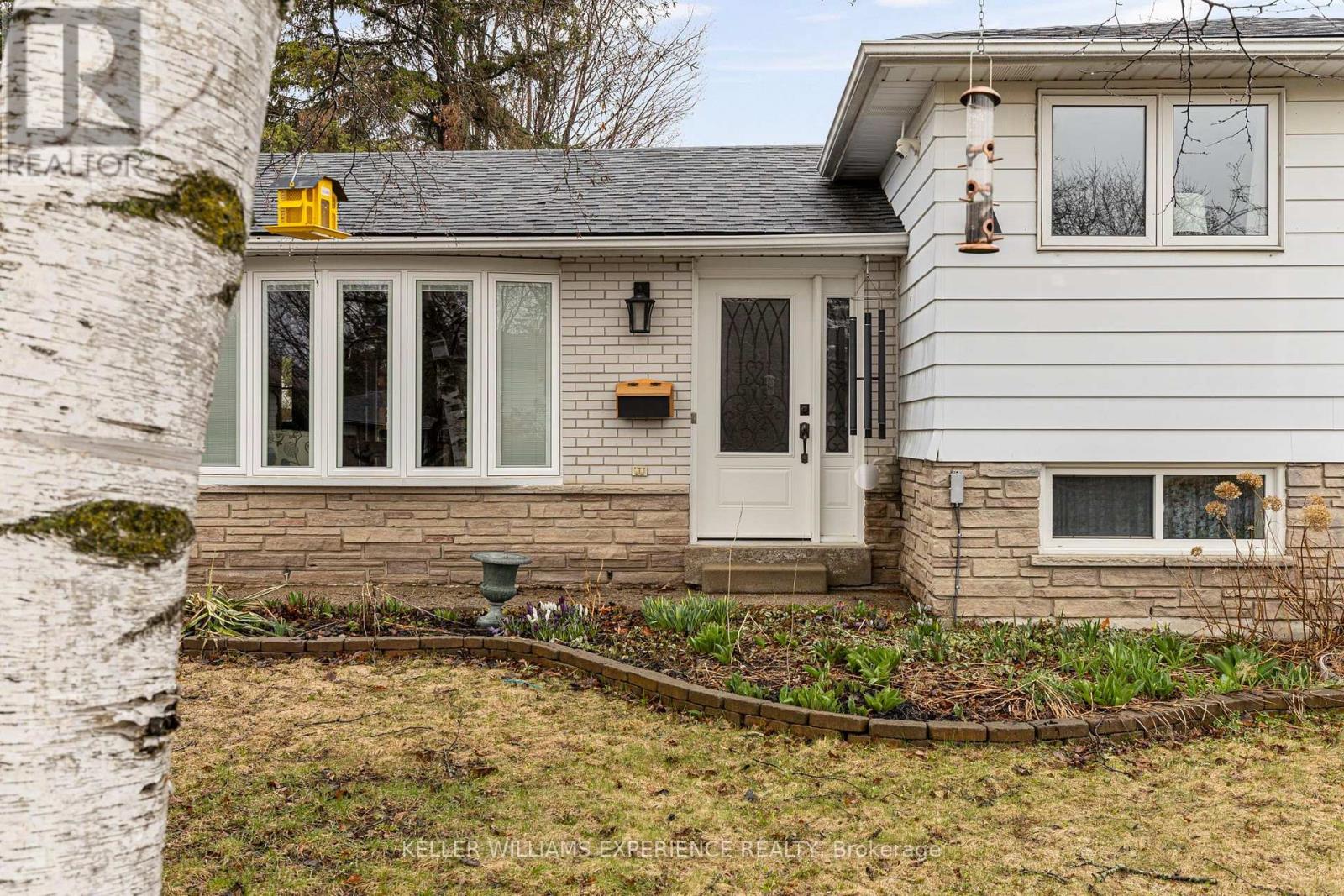 27 RUSTIC CRESCENT - 2