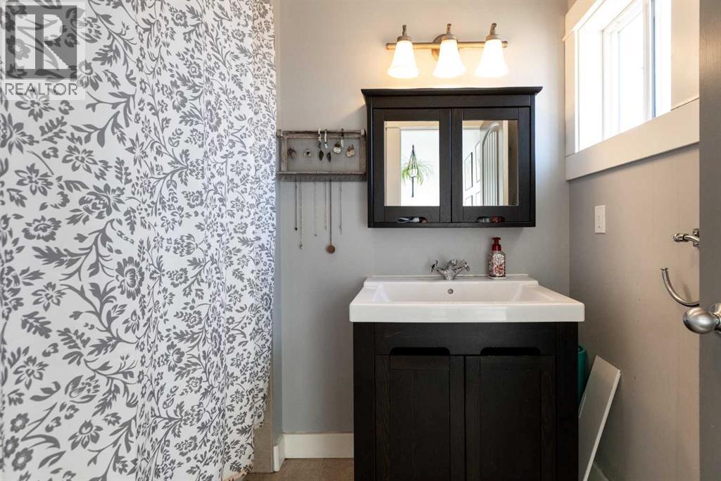 6006B 52 Avenue — photo 18