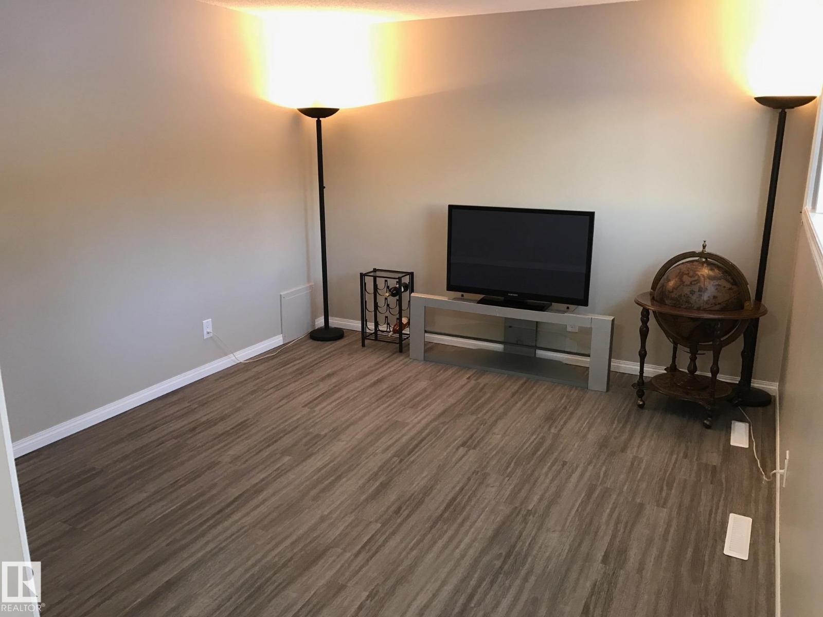 11812 45 ST NW - 15