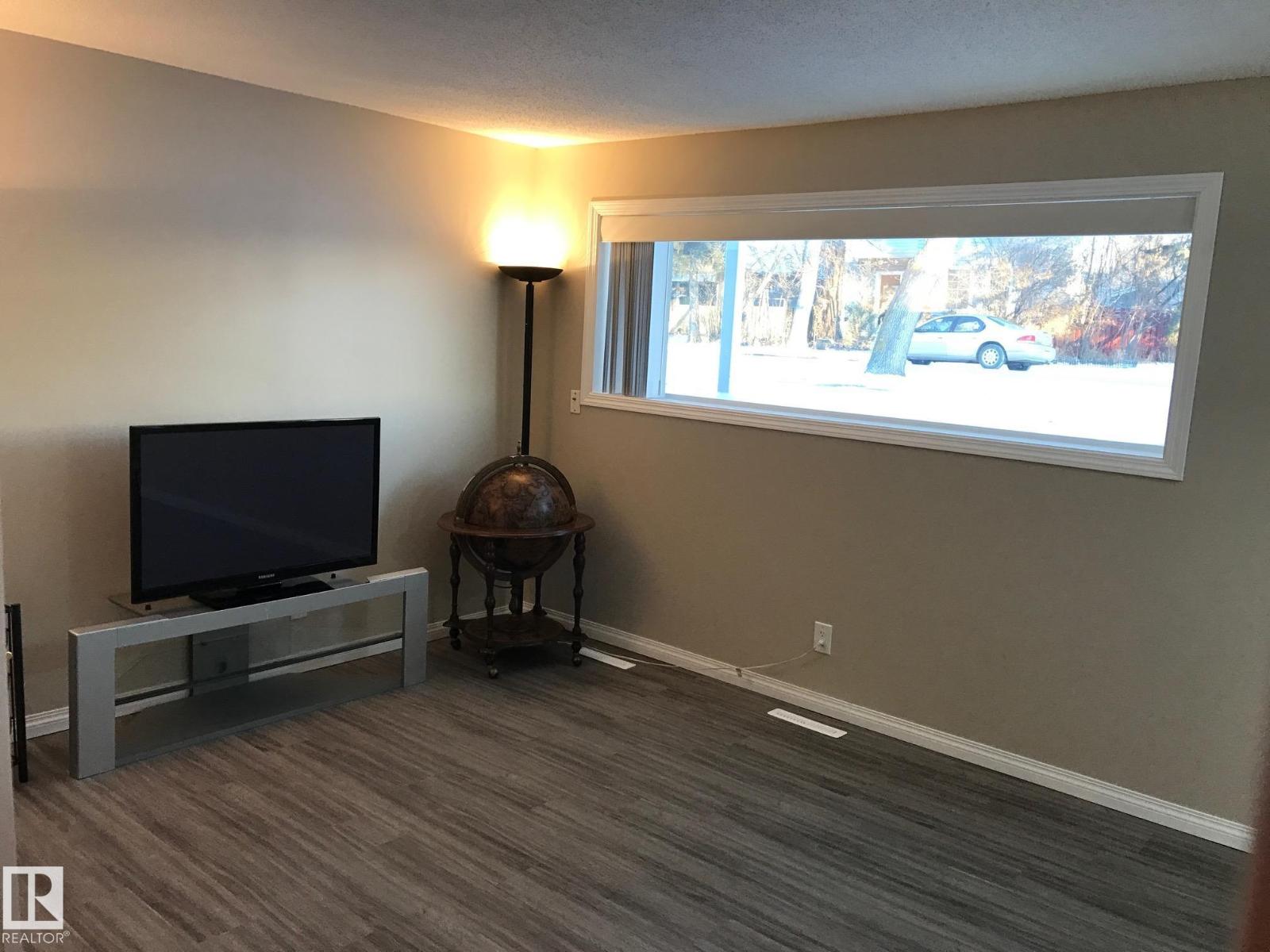 11812 45 ST NW - 16