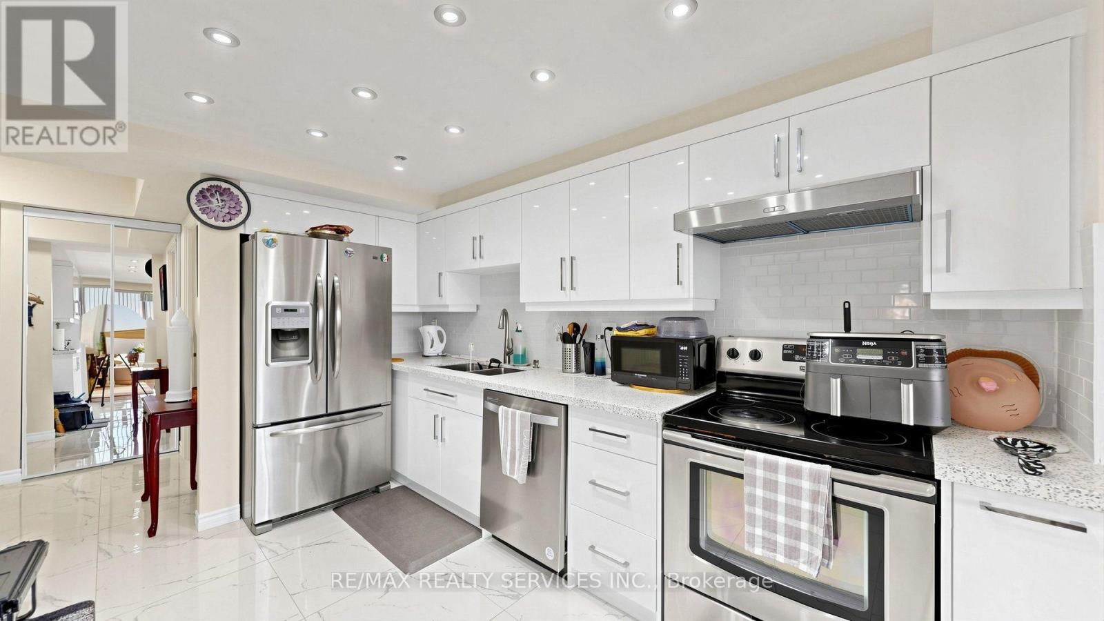 #508 330 MILL STREET S - 16