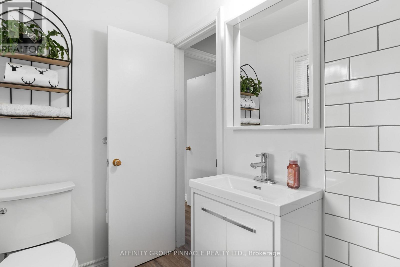 17 RICHARD AVENUE - 15