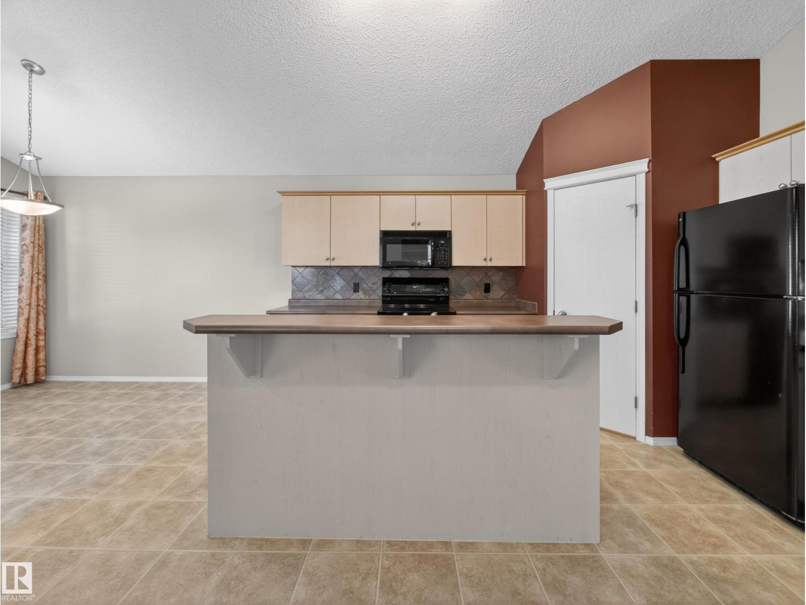 7912 10 AV SW - 10