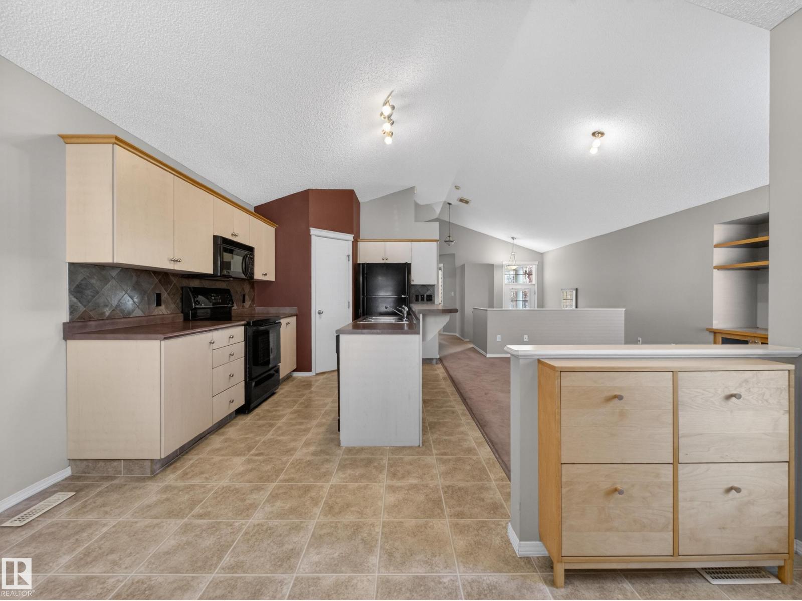 7912 10 AV SW - 13