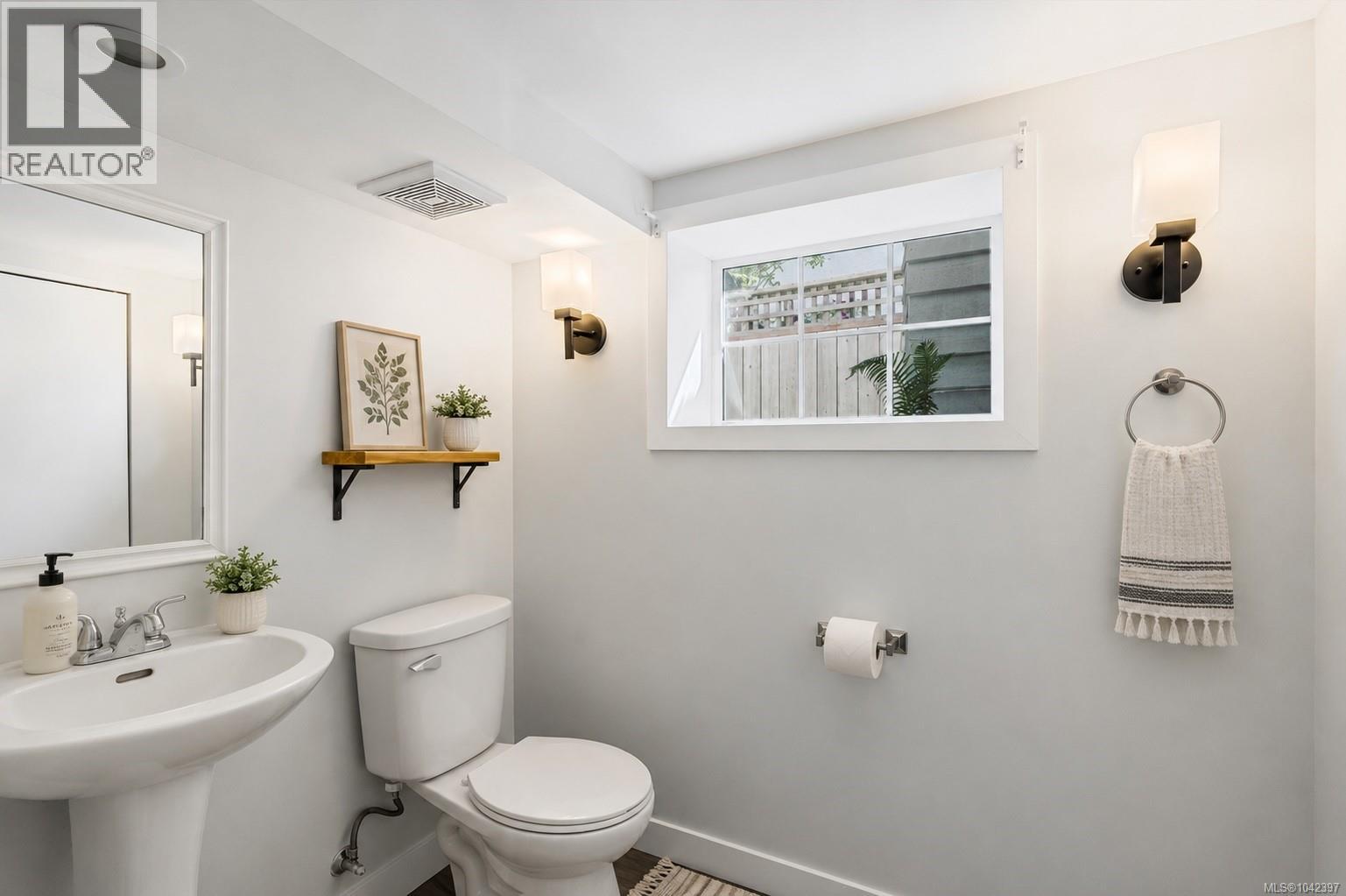 1283 Holloway St, Saanich