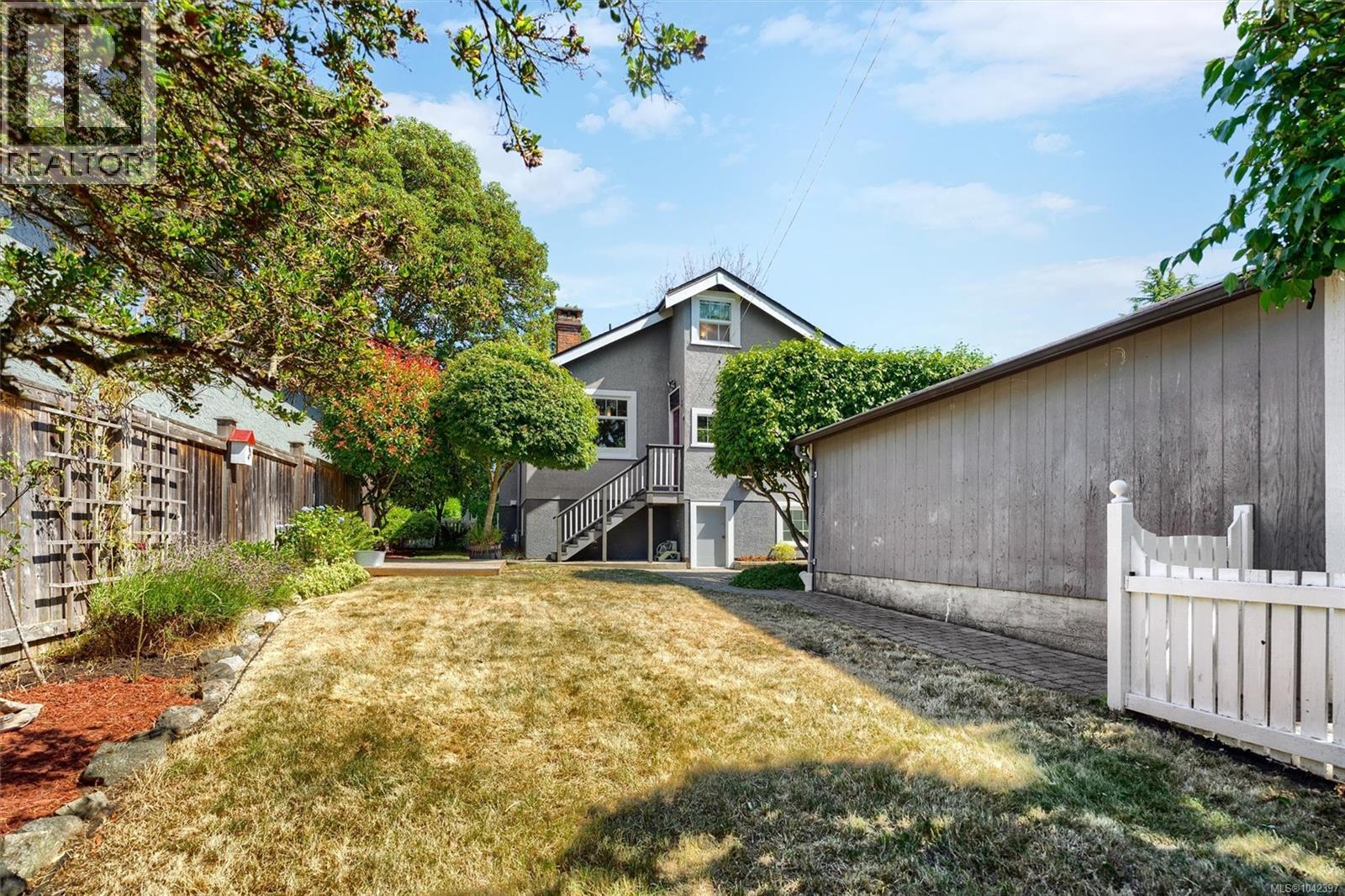 1283 Holloway St, Saanich