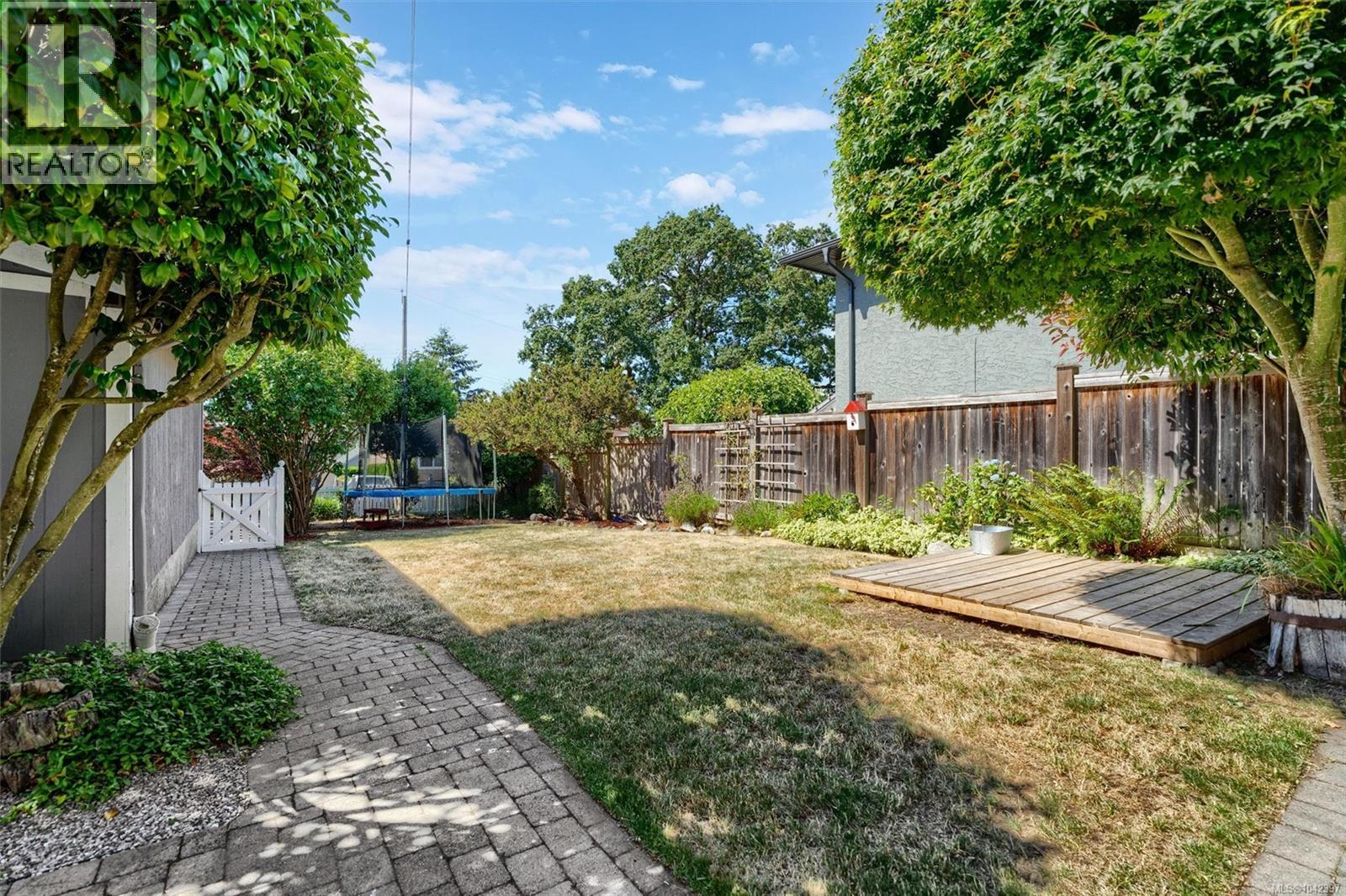 1283 Holloway St, Saanich