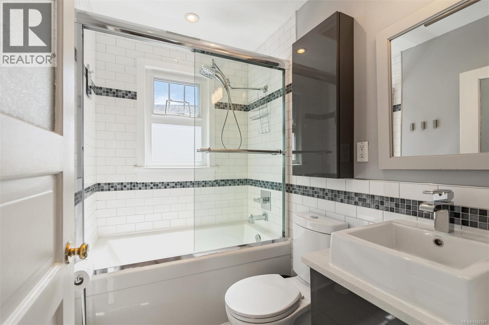 1283 Holloway St, Saanich