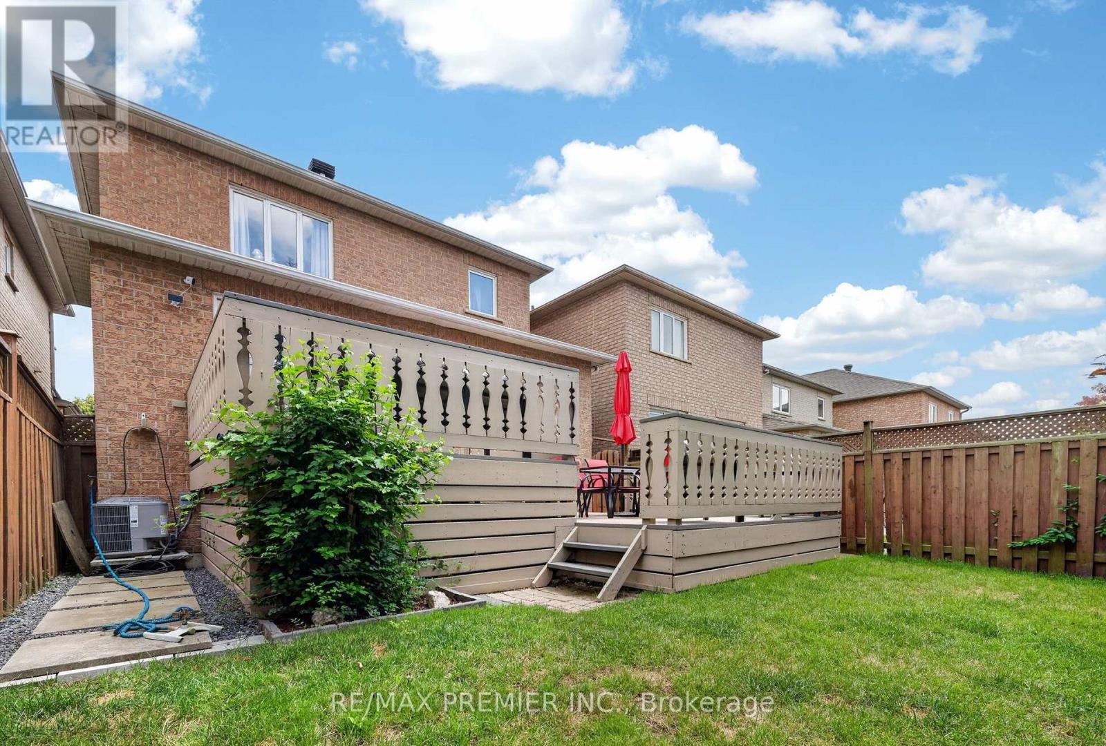 83 ROYAL RIDGE CRESCENT - 32