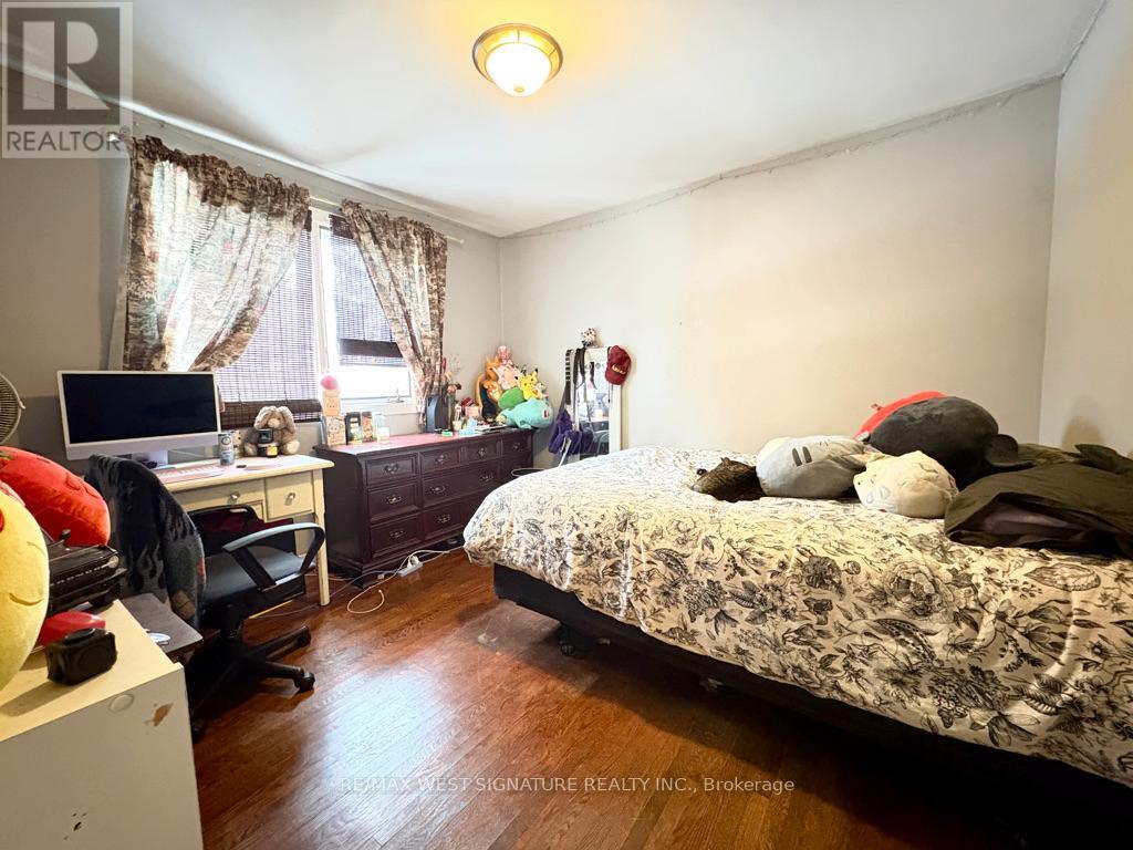 8460 17TH SIDE ROAD - 17