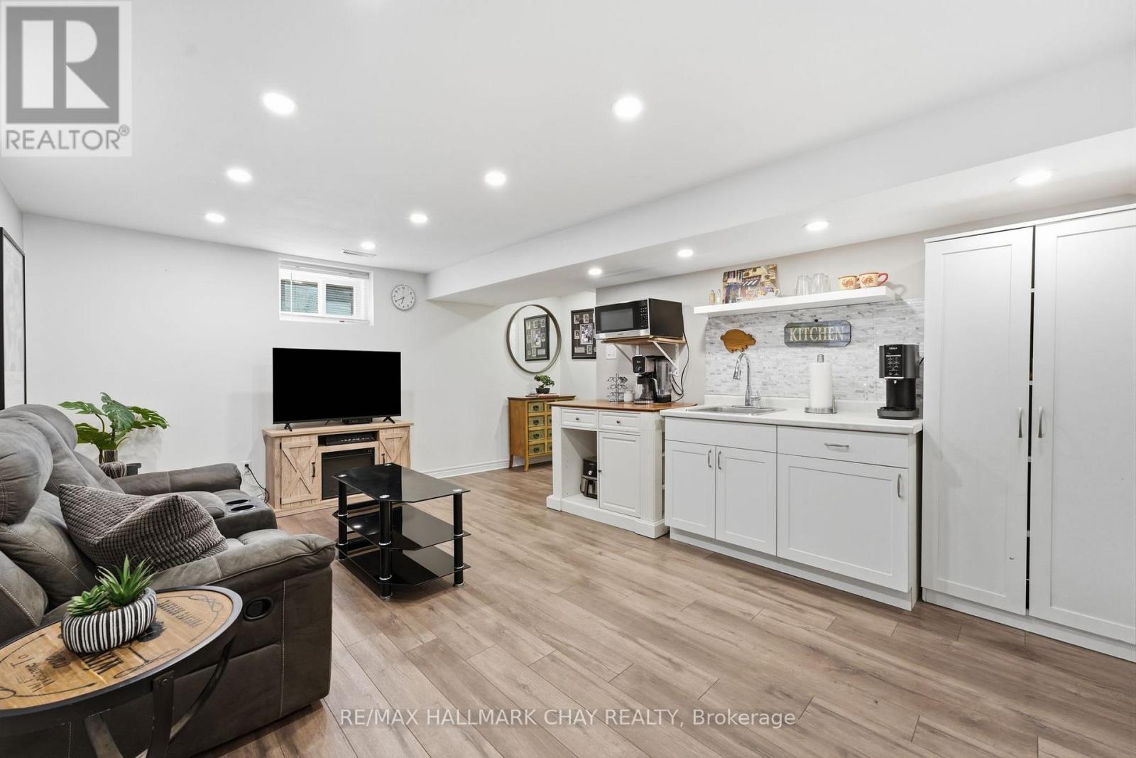 228 WESSENGER DRIVE - 26