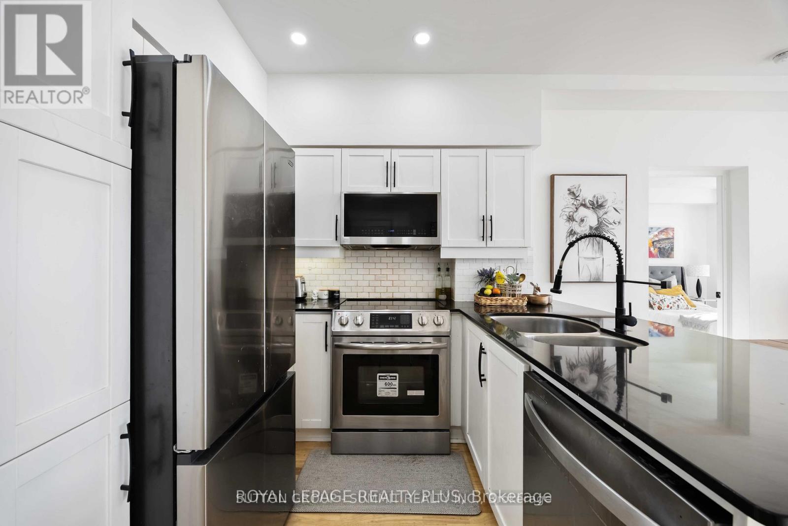 #PH01 15 WINDERMERE AVENUE - 7