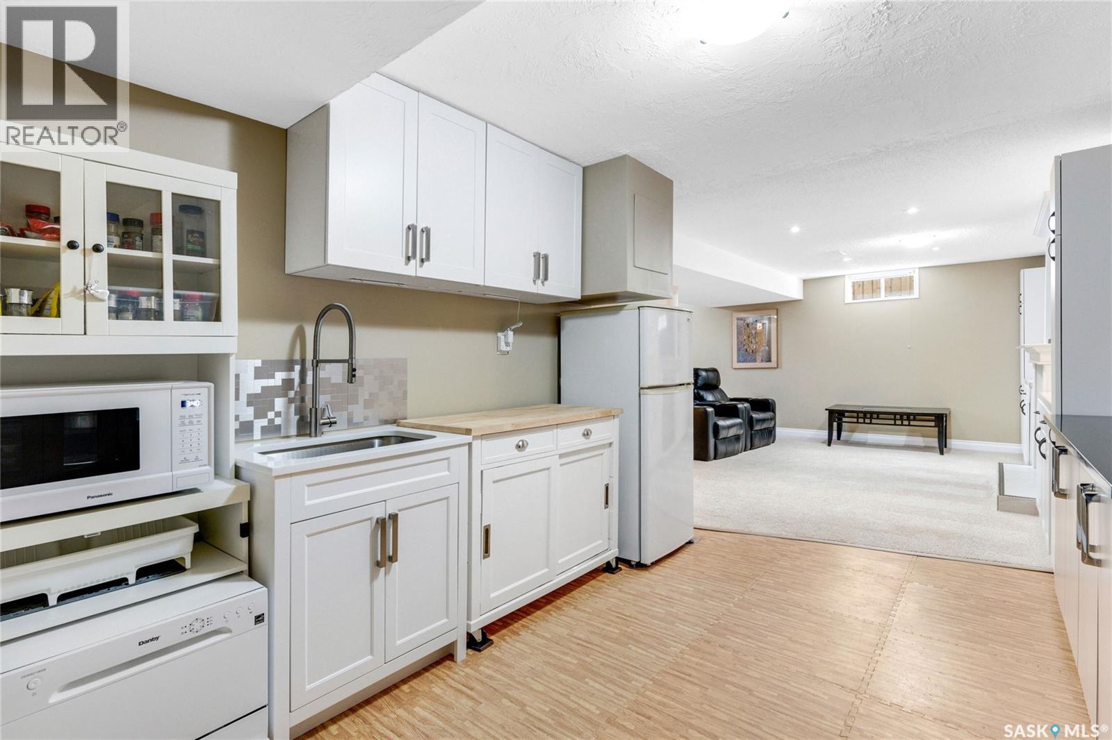 603 Clover AVENUE - 41