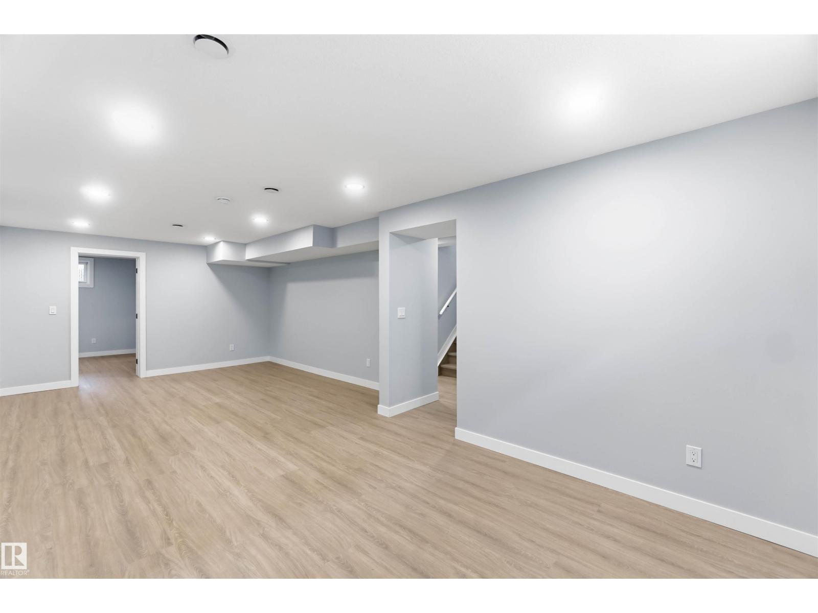 8736 66 AV NW - 48