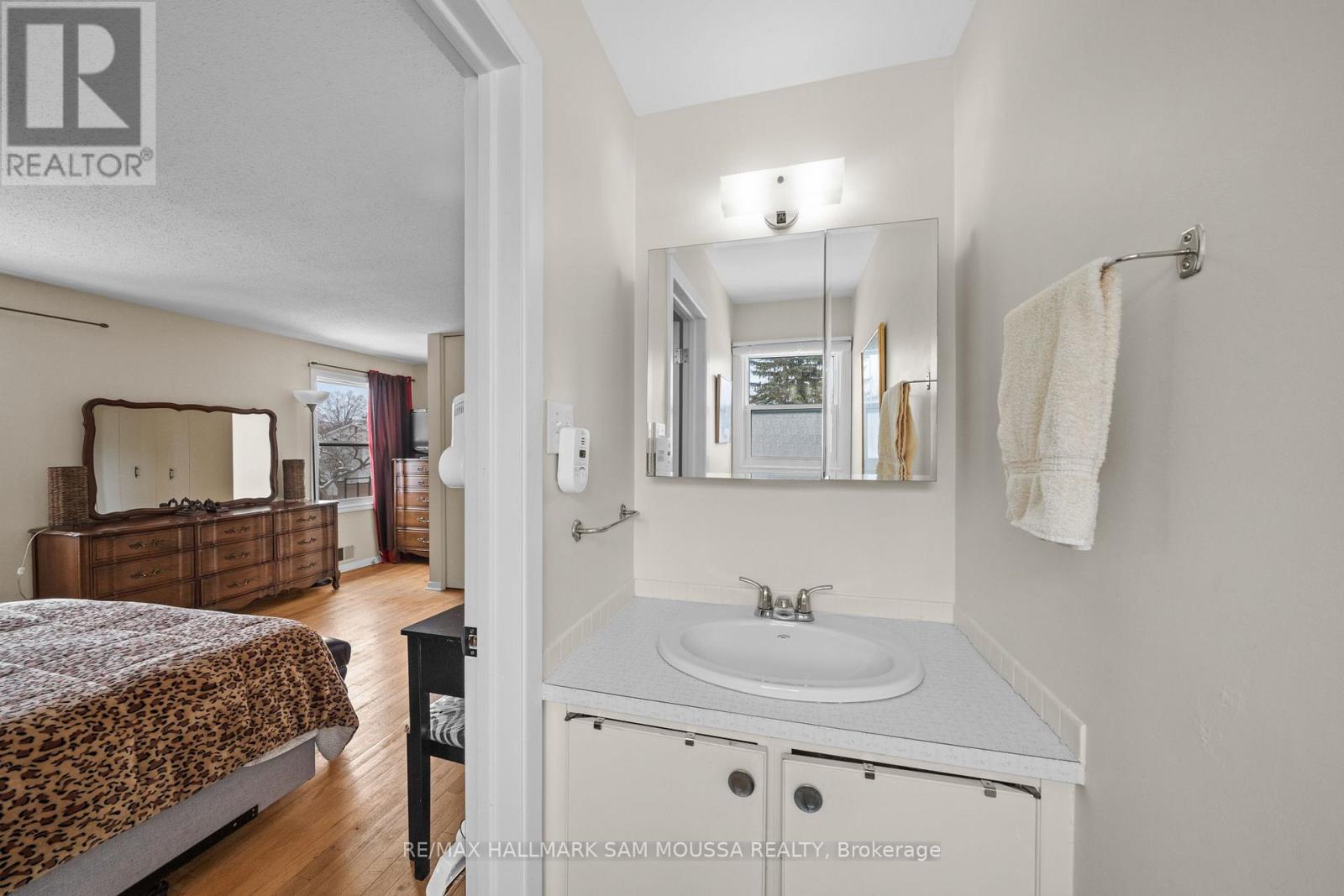 46 SEYMOUR AVENUE - 25