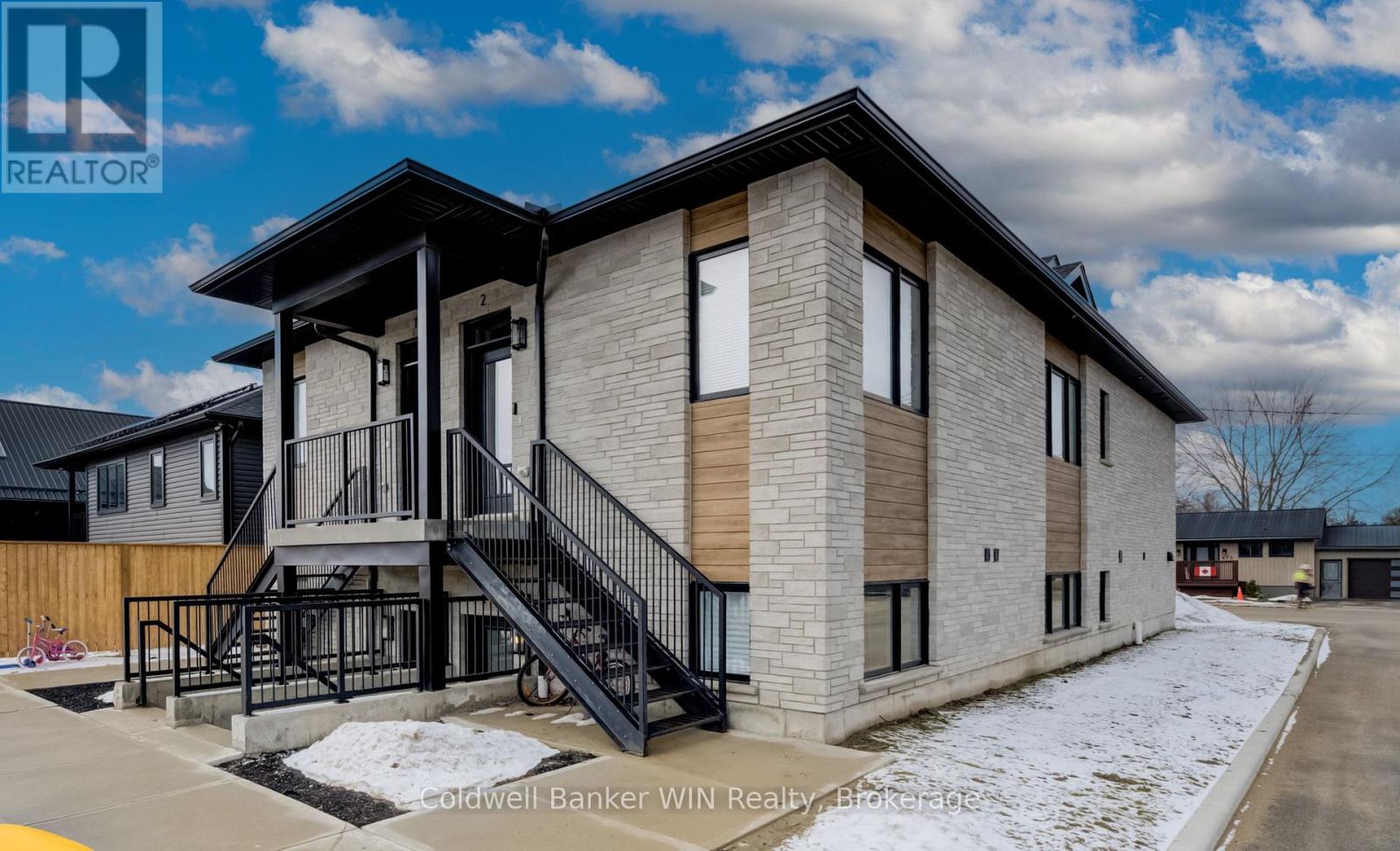 #3 440 WELLINGTON STREET E - 2