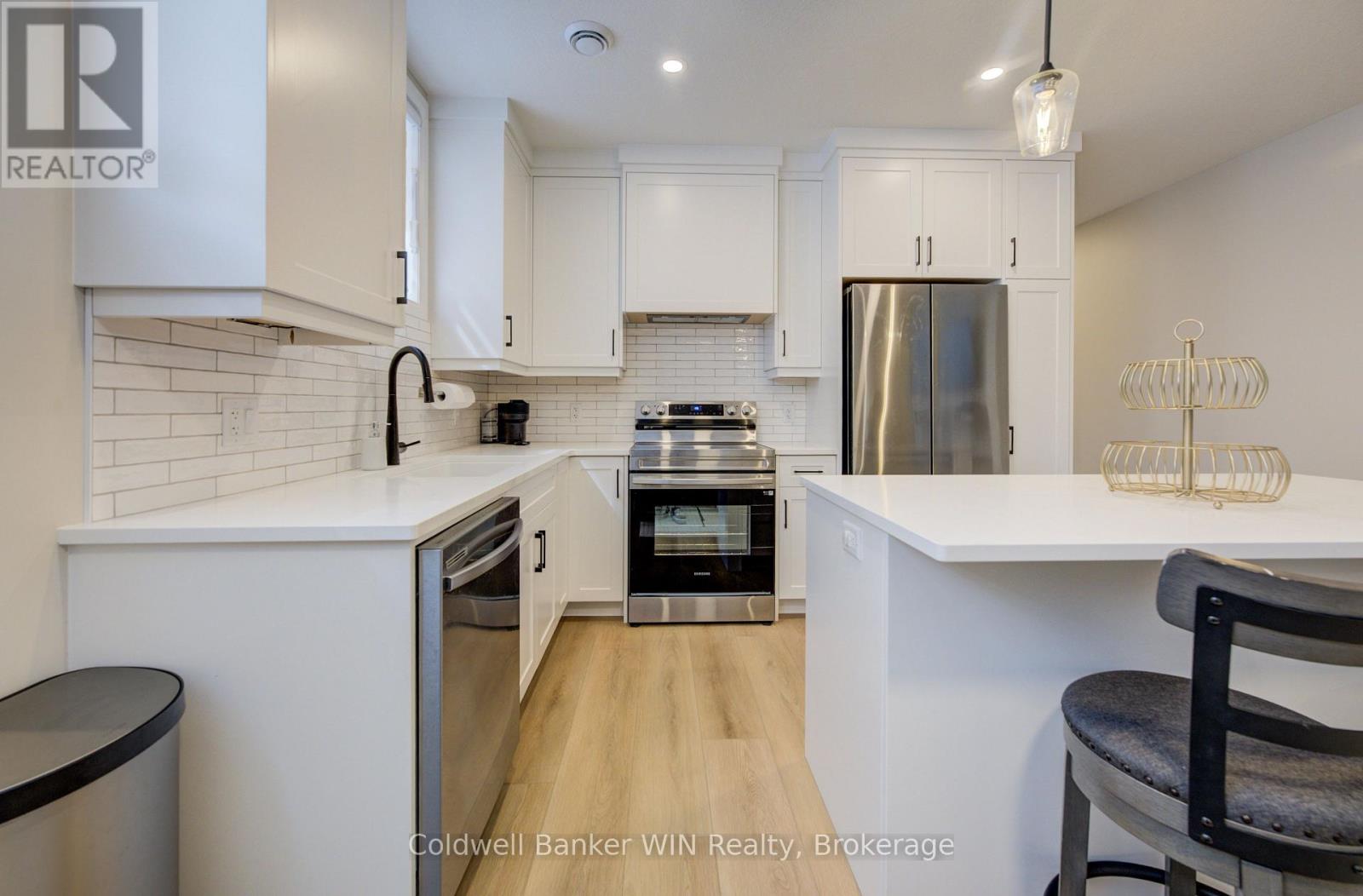 #3 440 WELLINGTON STREET E - 5