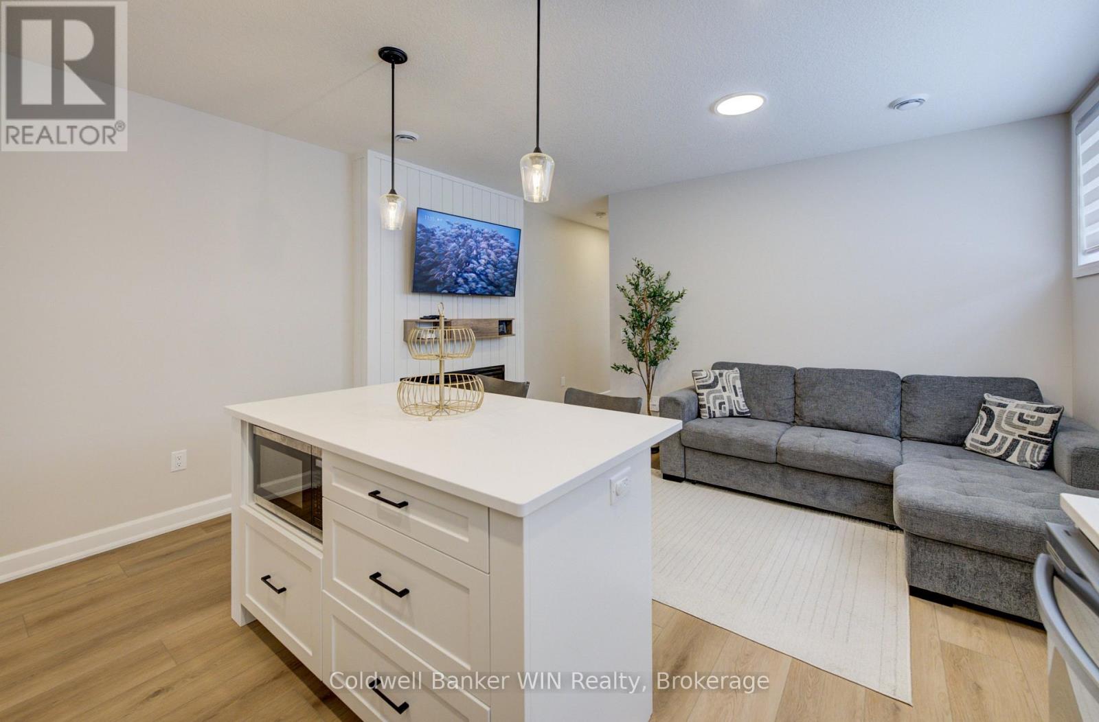 #3 440 WELLINGTON STREET E - 7