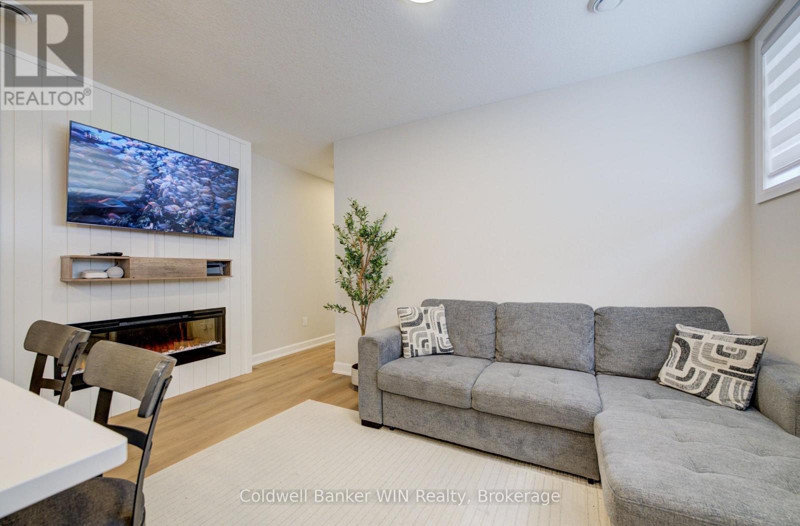 #3 440 WELLINGTON STREET E - 8