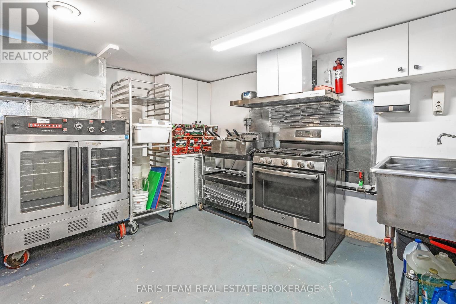 2083 LILAC DRIVE - 20