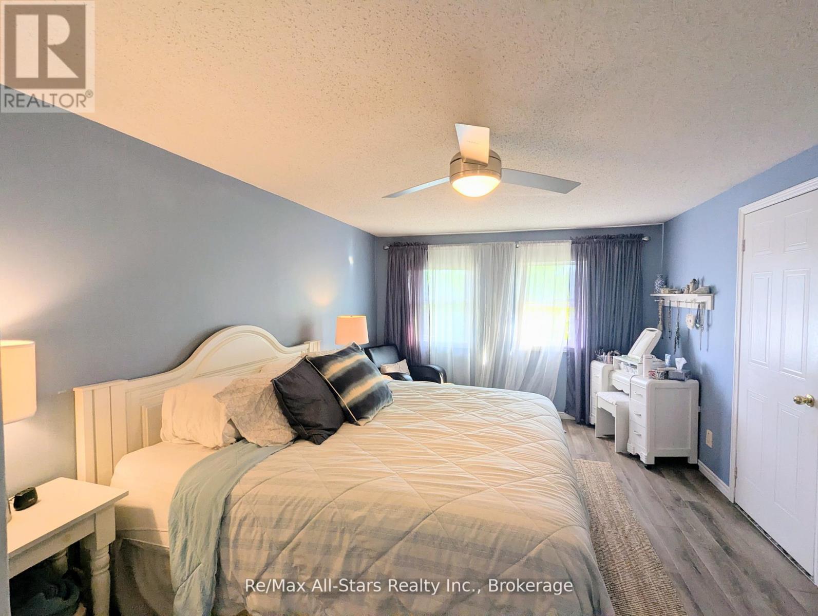 20 LOVE CRESCENT - 17