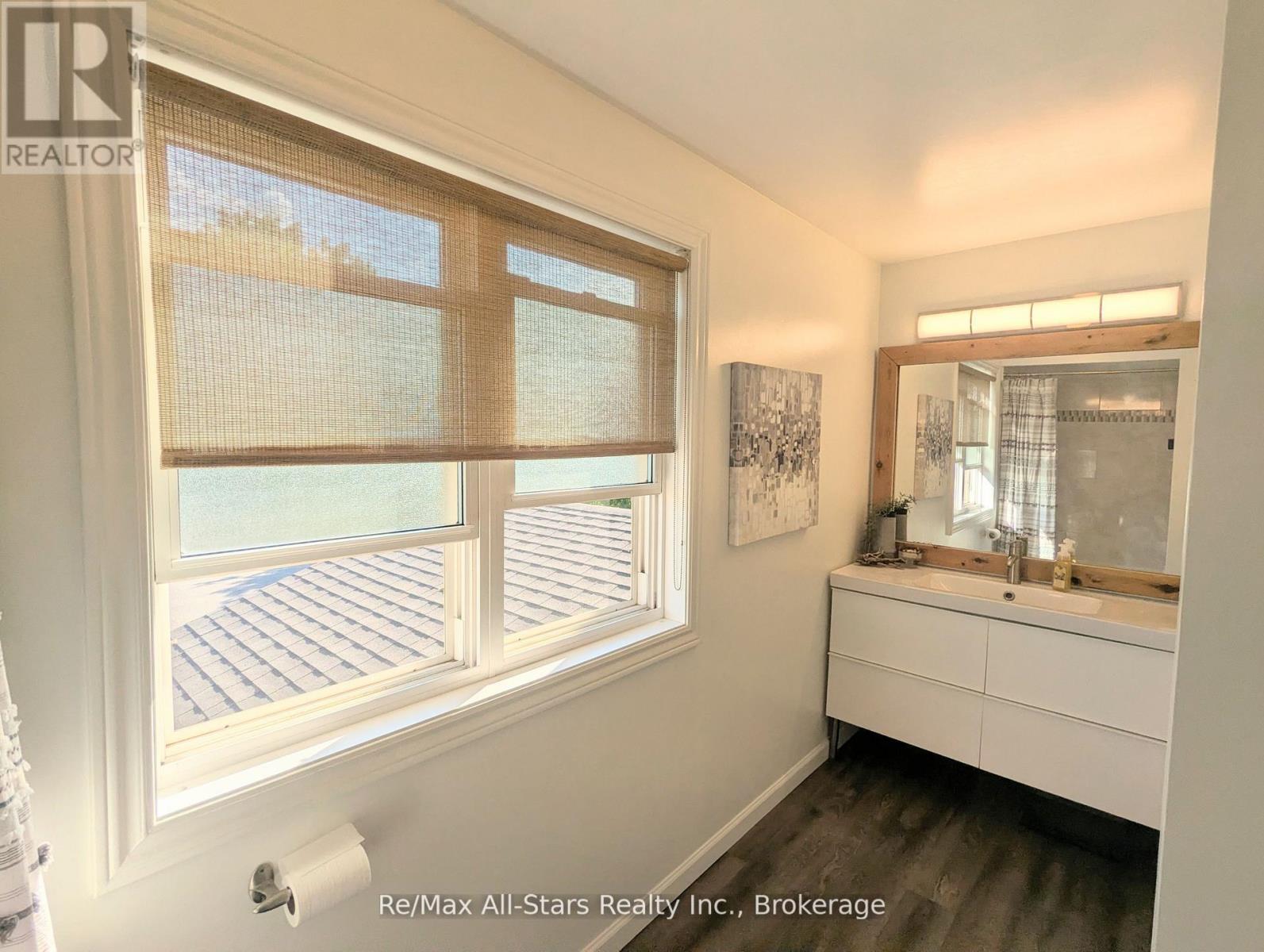 20 LOVE CRESCENT - 19