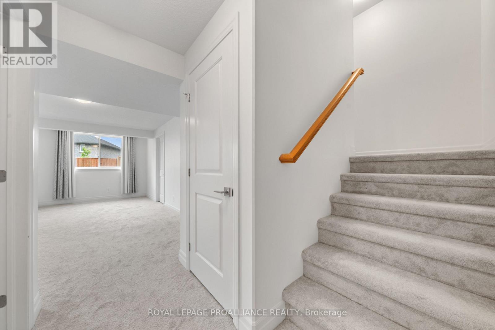 54 LANARK DRIVE - 32