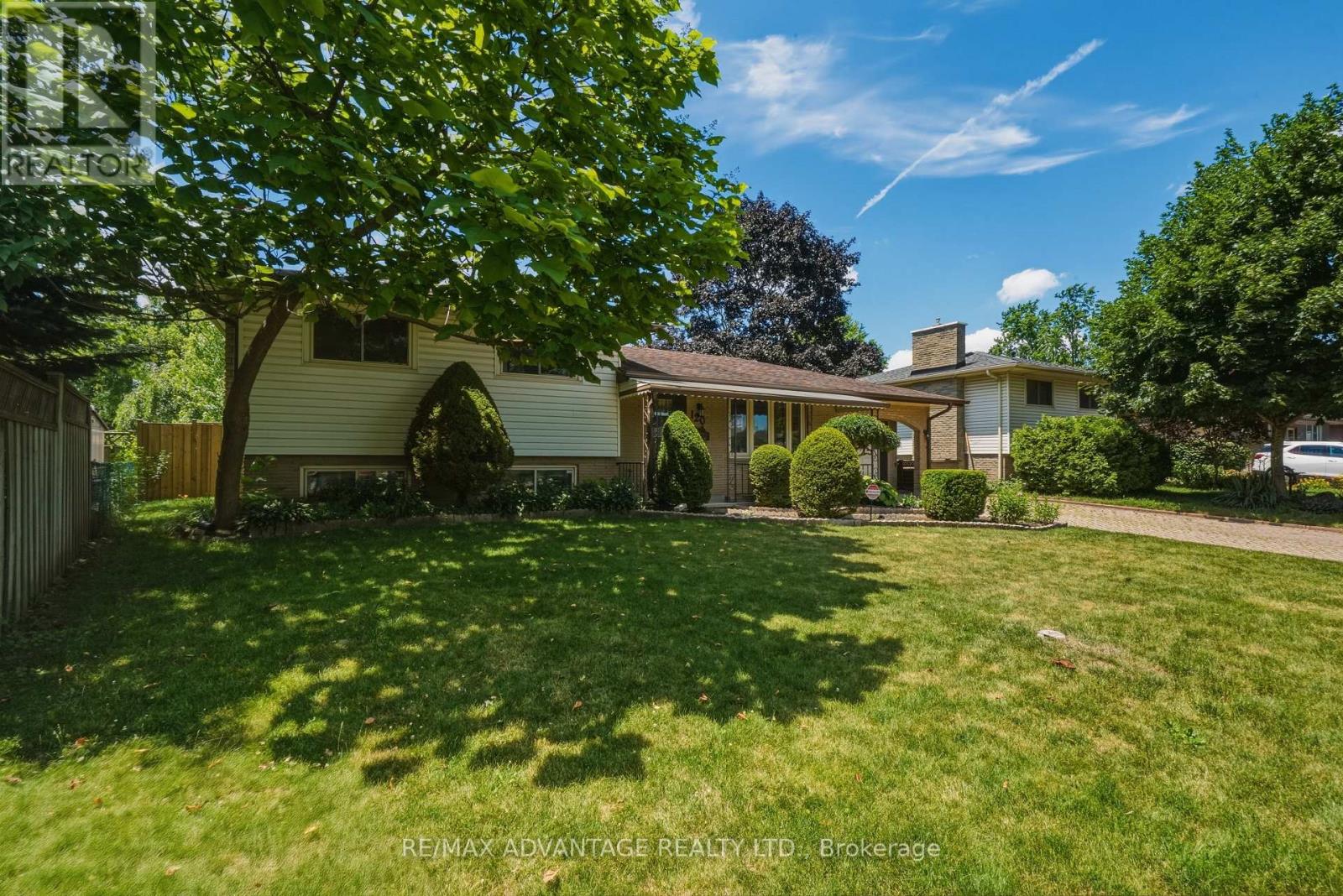120 CHAMPLAIN CRESCENT - 2