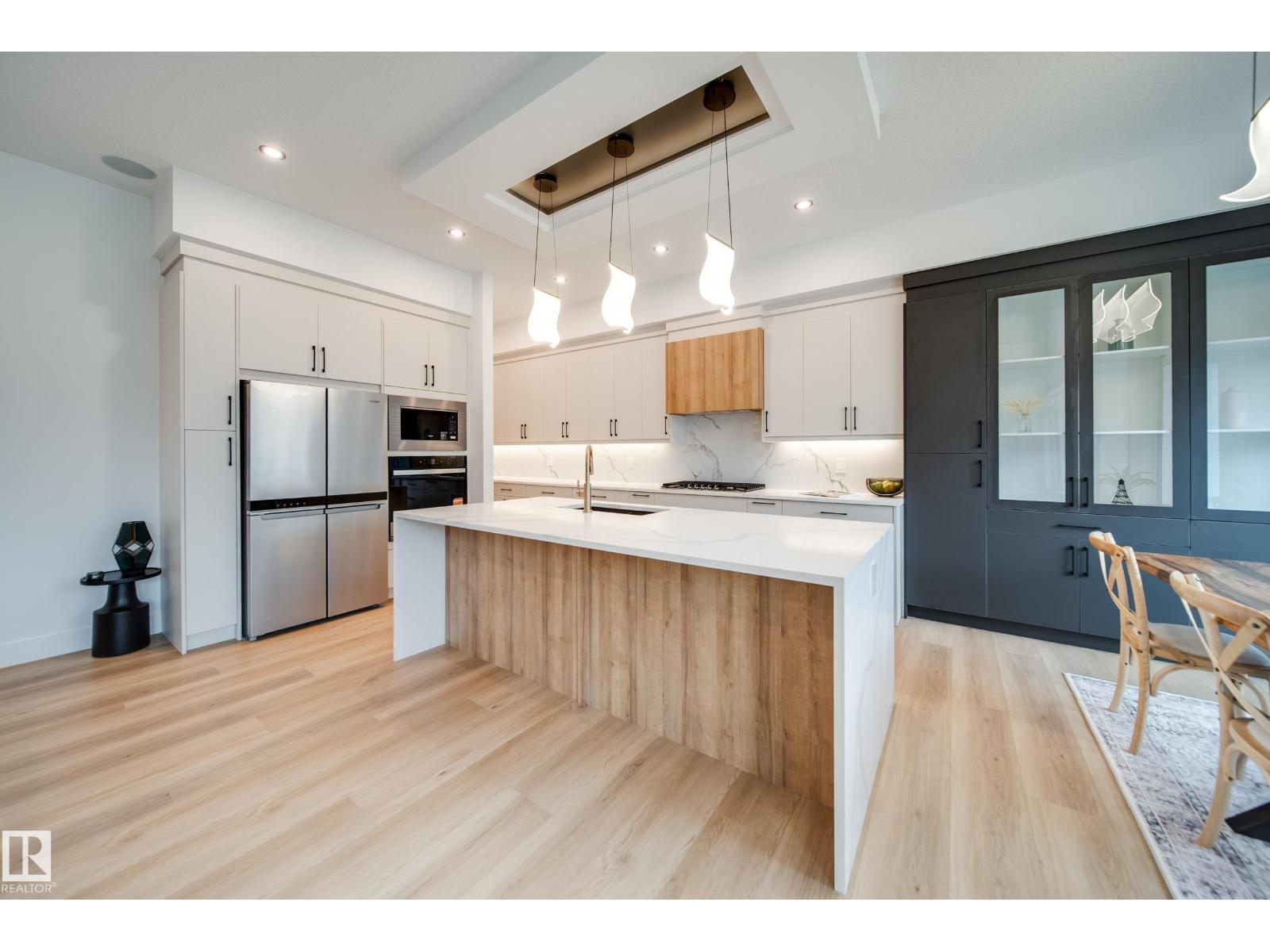 #42 20425 93 AV NW - 21