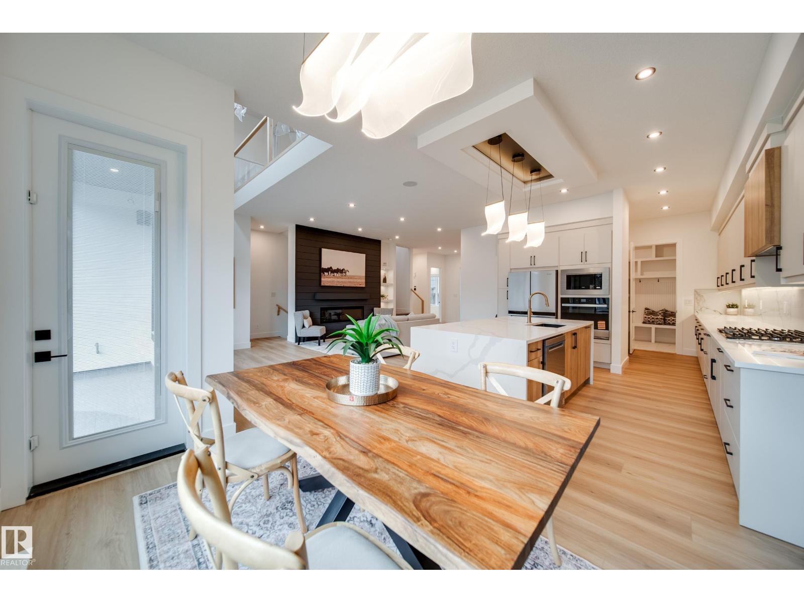 #42 20425 93 AV NW - 23