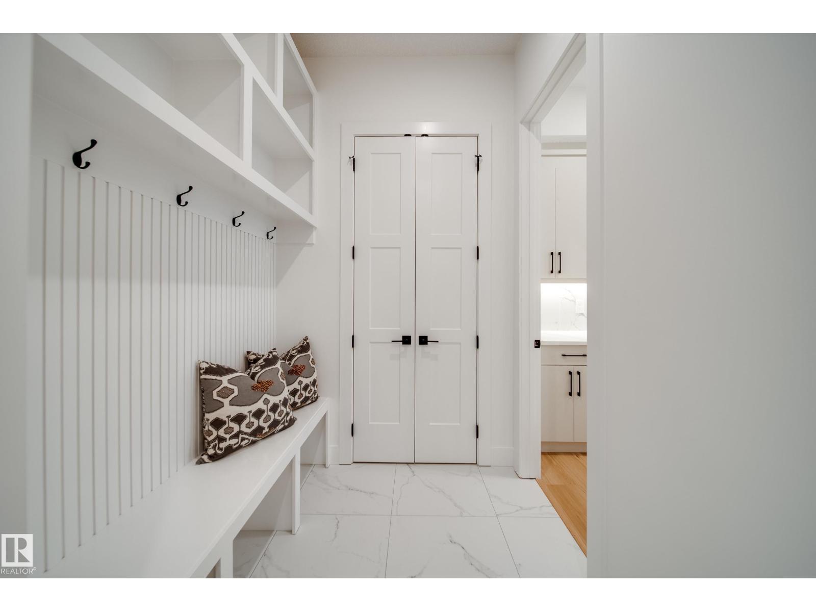 #42 20425 93 AV NW - 28