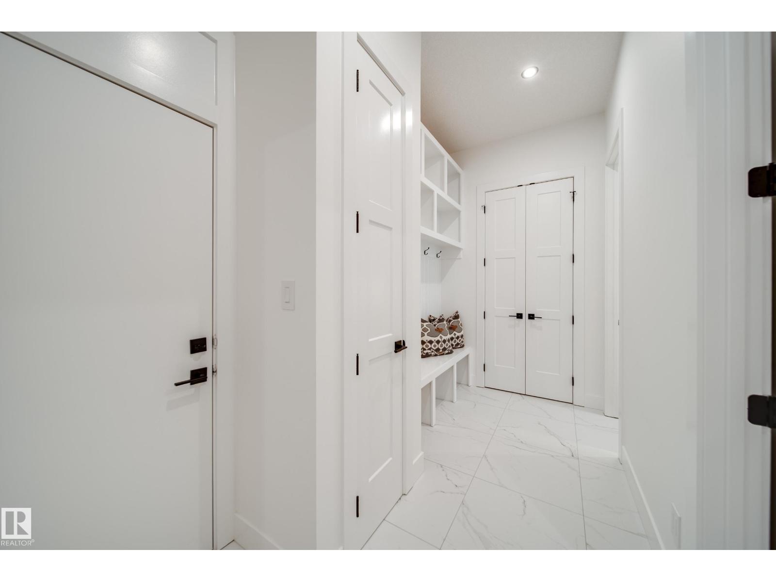 #42 20425 93 AV NW - 29