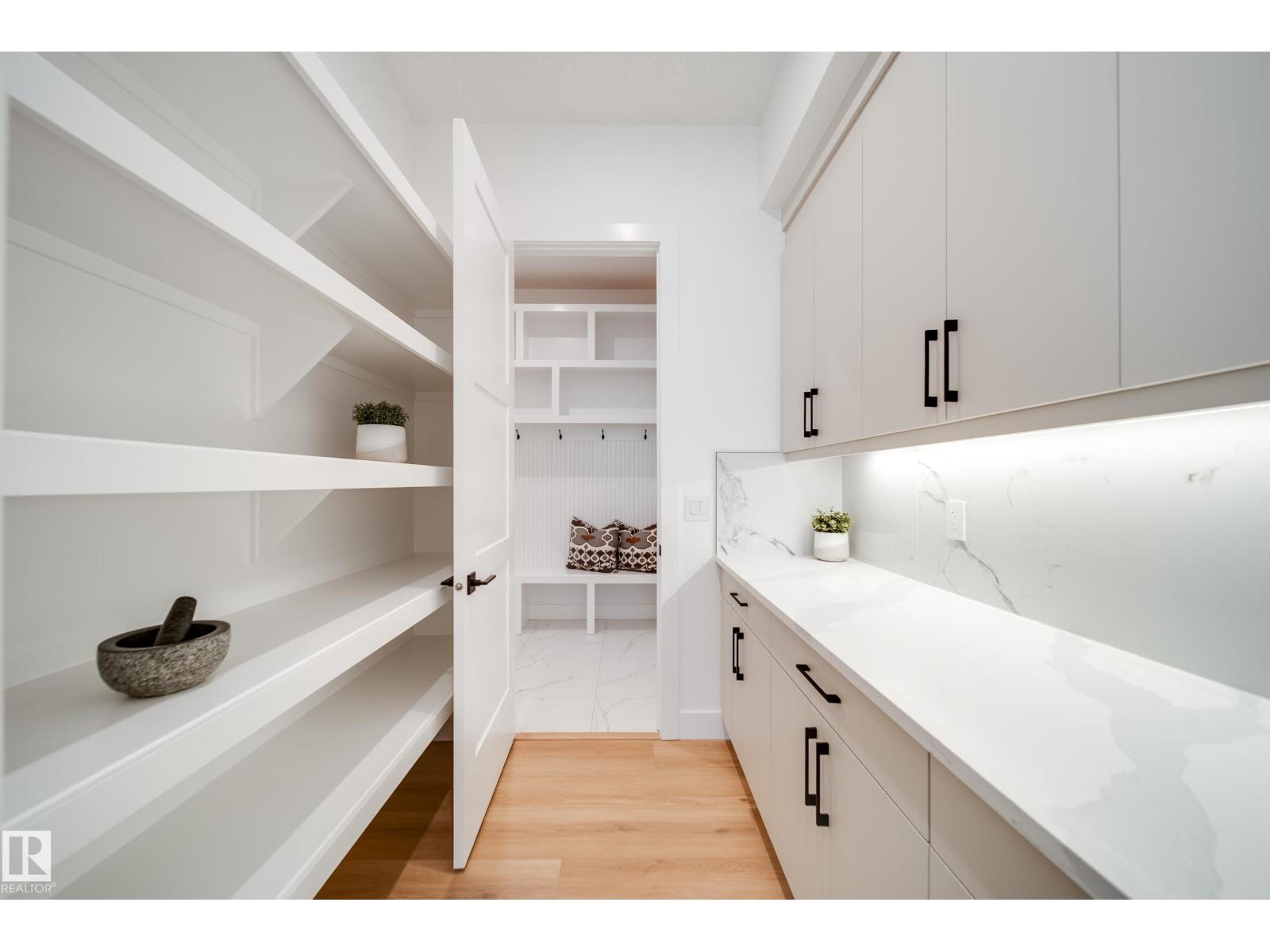 #42 20425 93 AV NW - 27