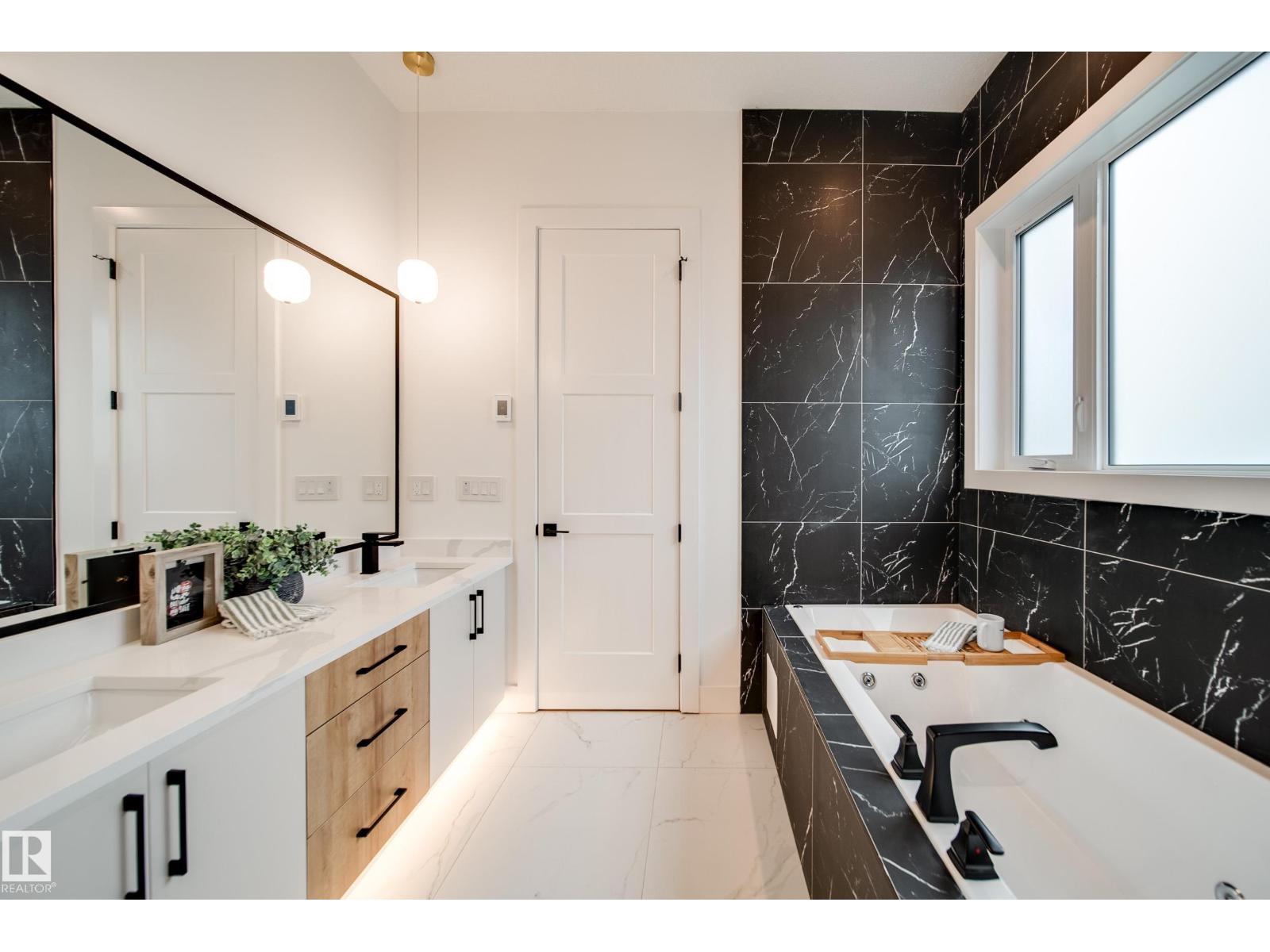 #42 20425 93 AV NW - 11