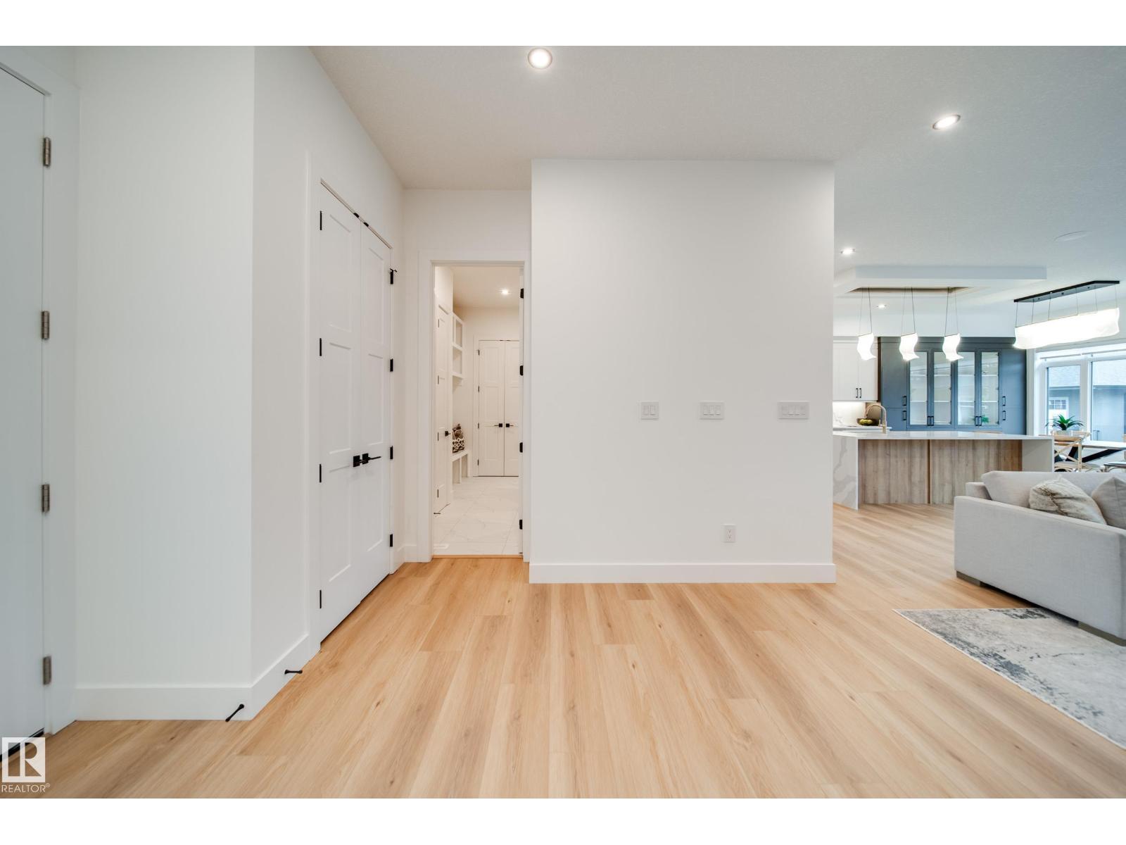 #42 20425 93 AV NW - 32