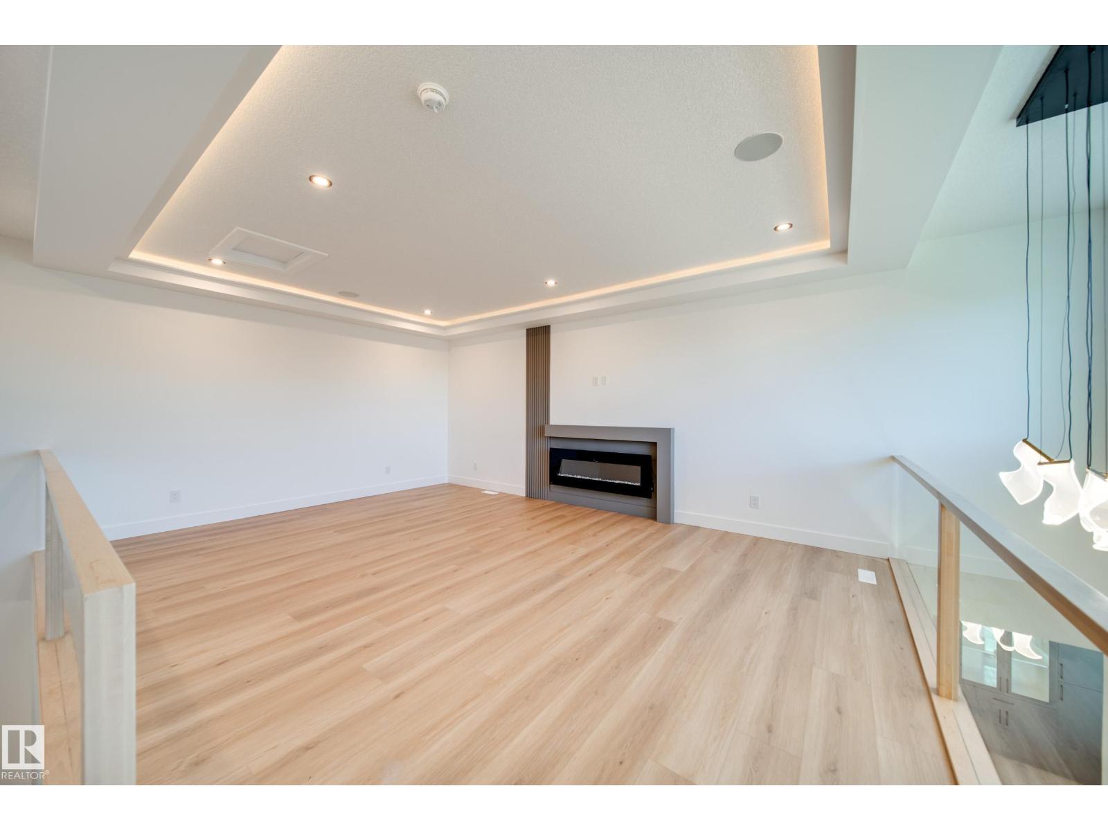 #42 20425 93 AV NW - 39