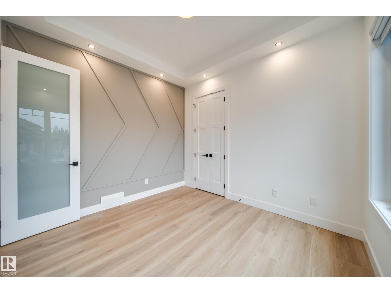 #42 20425 93 AV NW - 35