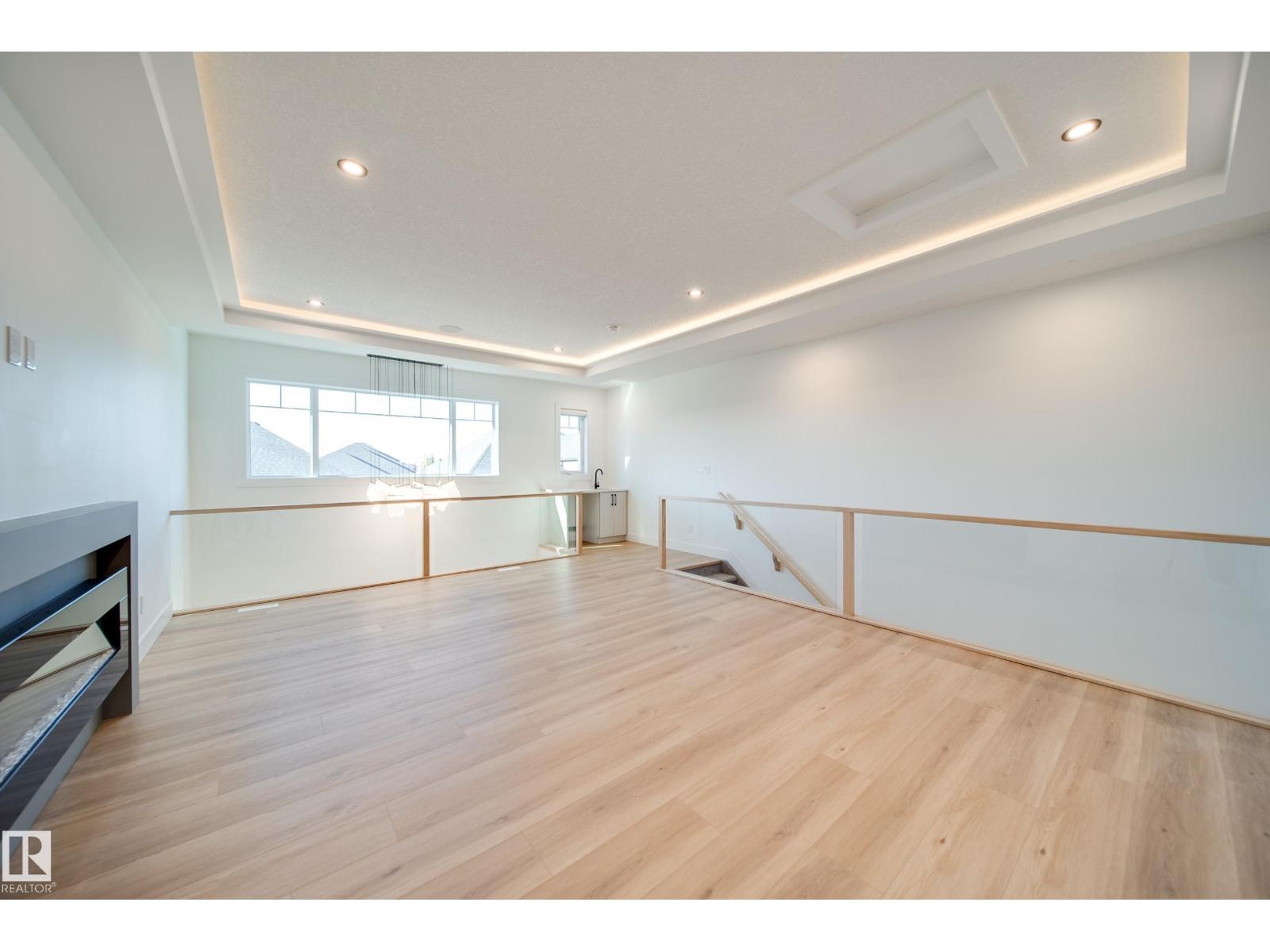 #42 20425 93 AV NW - 38