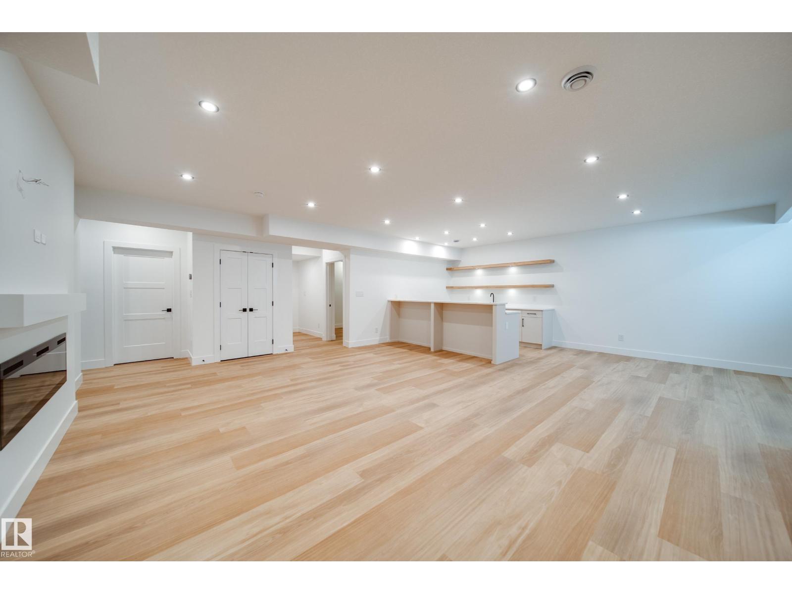#42 20425 93 AV NW - 45
